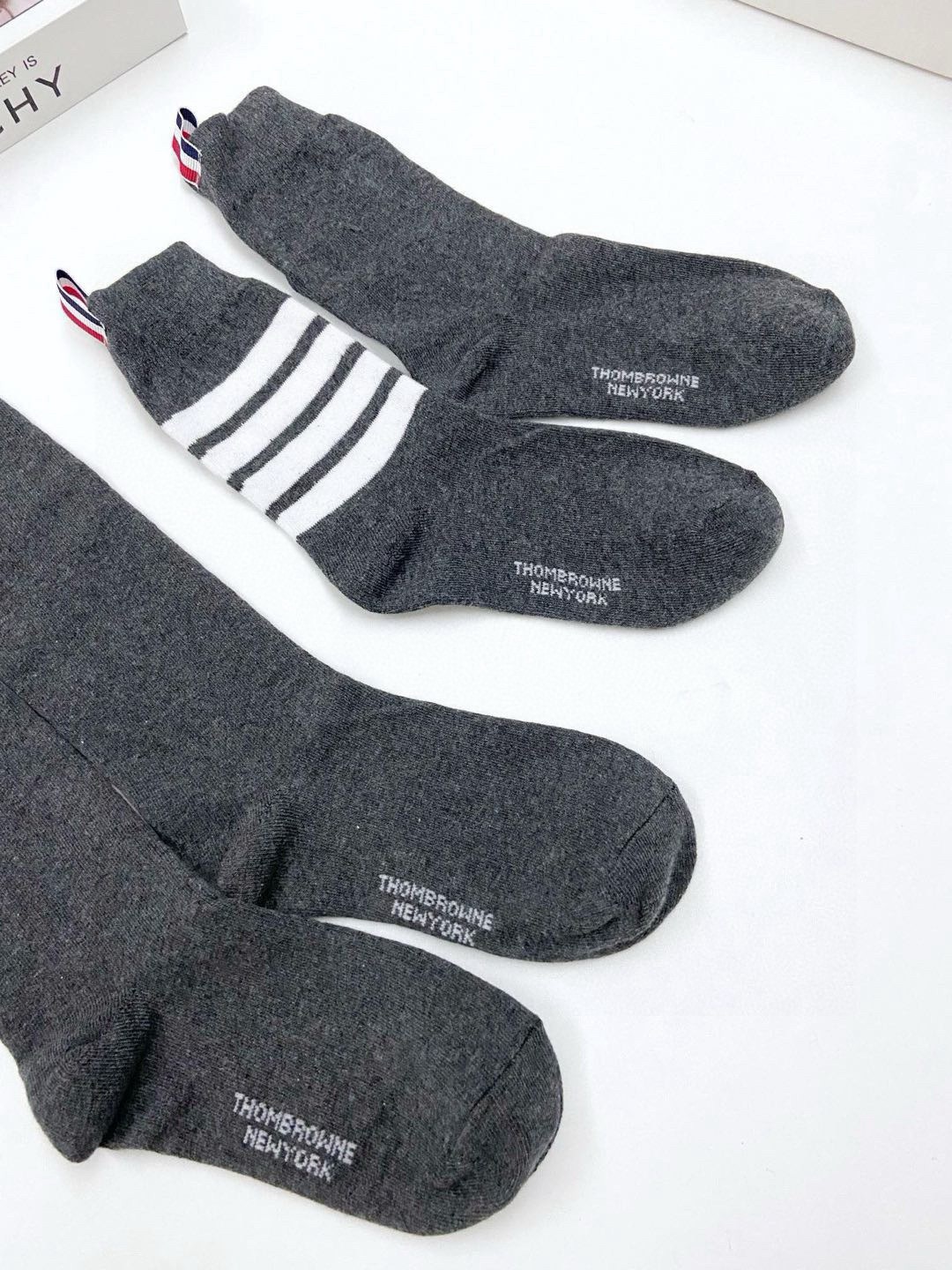 P60  配原版盒
🌟【一盒2 双】
🌟THOM BROWNE &middot; 桑姆 布朗尼❗
🌟超级爆款！网红小腿袜，中筒袜+长筒袜，经典爆款组合❗原单品质！官网同步，一直在售的炒鸡经典款❗经典四条杠小腿袜，ins明星网红推荐❗火爆至极🔥纯棉材质，轻薄柔软透气，四季通用，欧美大牌街头必备🌟