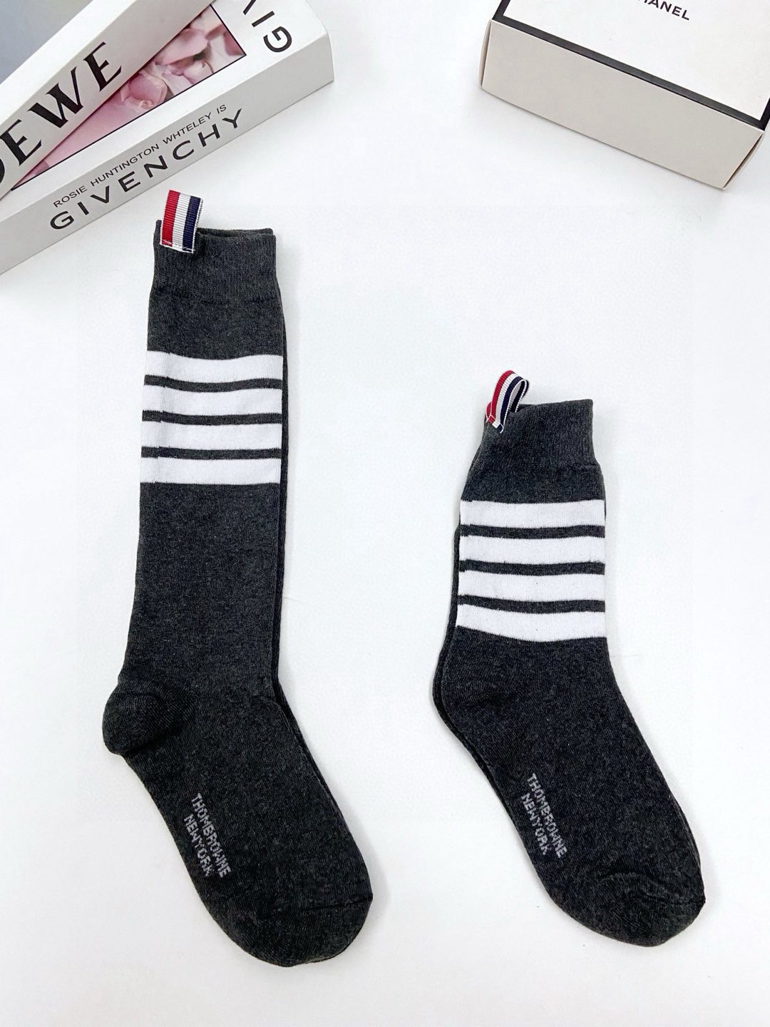 P60  配原版盒
🌟【一盒2 双】
🌟THOM BROWNE &middot; 桑姆 布朗尼❗
🌟超级爆款！网红小腿袜，中筒袜+长筒袜，经典爆款组合❗原单品质！官网同步，一直在售的炒鸡经典款❗经典四条杠小腿袜，ins明星网红推荐❗火爆至极🔥纯棉材质，轻薄柔软透气，四季通用，欧美大牌街头必备🌟