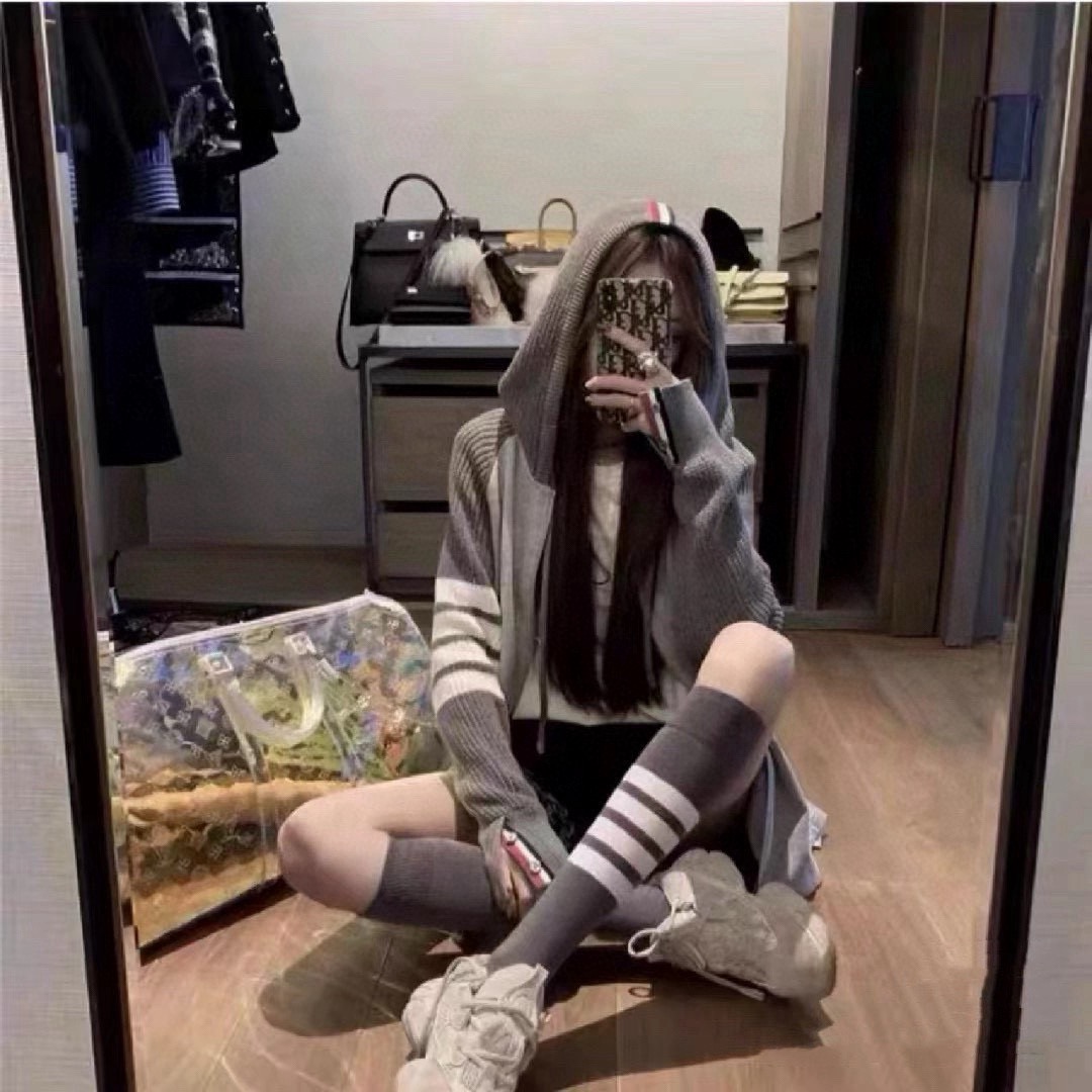 P60  配原版盒
🌟【一盒2 双】
🌟THOM BROWNE &middot; 桑姆 布朗尼❗
🌟超级爆款！网红小腿袜，中筒袜+长筒袜，经典爆款组合❗原单品质！官网同步，一直在售的炒鸡经典款❗经典四条杠小腿袜，ins明星网红推荐❗火爆至极🔥纯棉材质，轻薄柔软透气，四季通用，欧美大牌街头必备🌟