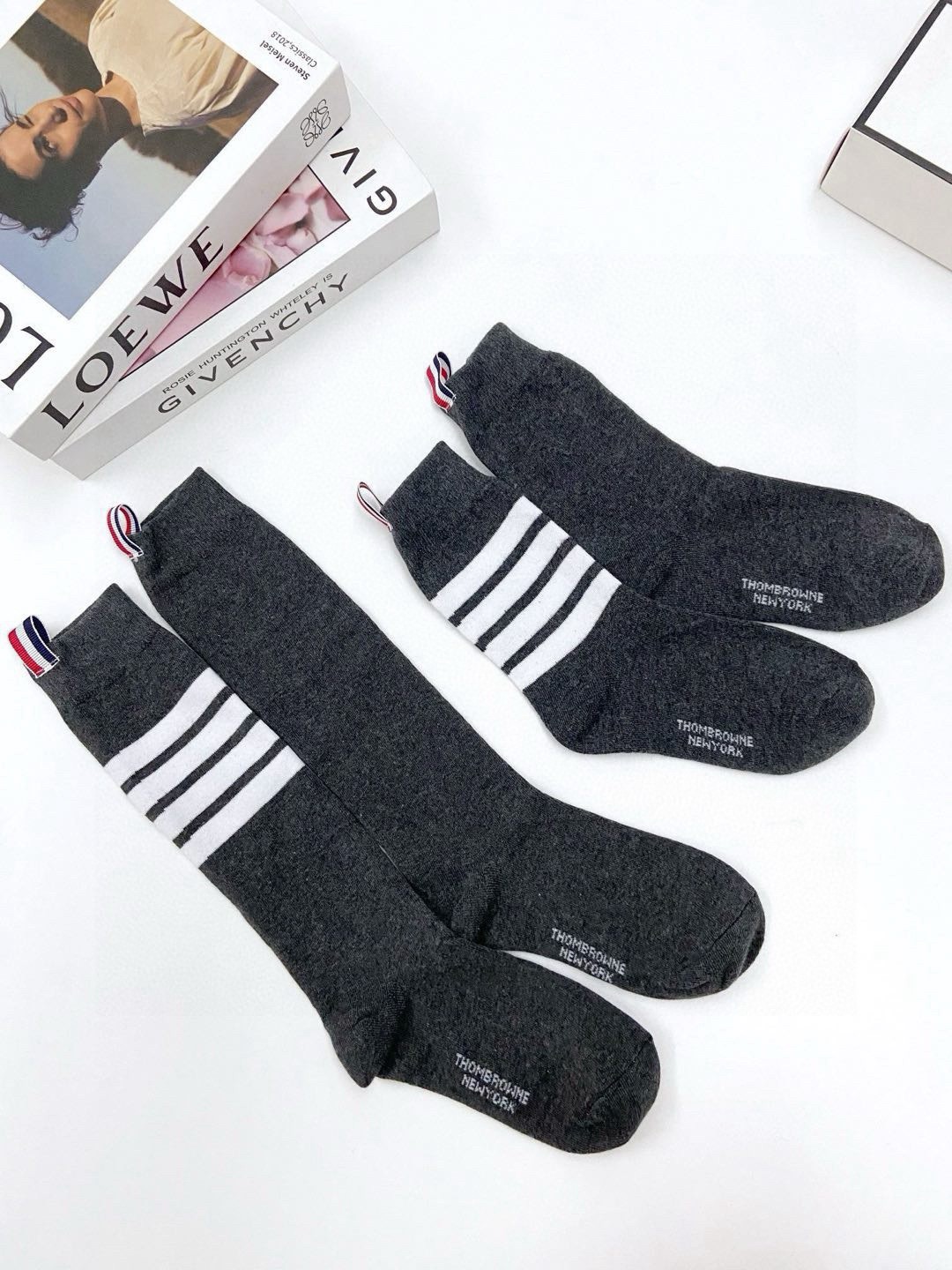 P60  配原版盒
🌟【一盒2 双】
🌟THOM BROWNE &middot; 桑姆 布朗尼❗
🌟超级爆款！网红小腿袜，中筒袜+长筒袜，经典爆款组合❗原单品质！官网同步，一直在售的炒鸡经典款❗经典四条杠小腿袜，ins明星网红推荐❗火爆至极🔥纯棉材质，轻薄柔软透气，四季通用，欧美大牌街头必备🌟