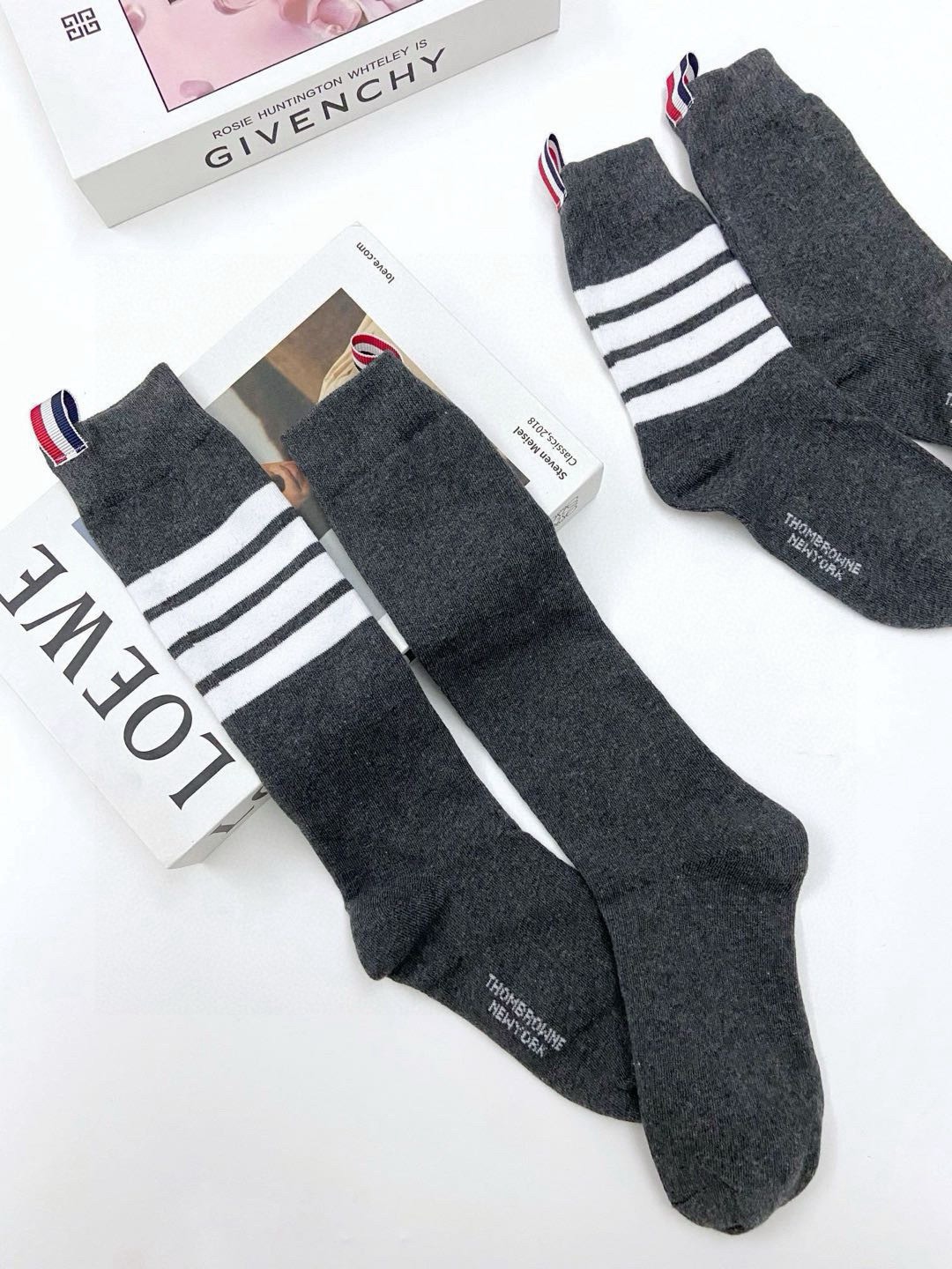 P60  配原版盒
🌟【一盒2 双】
🌟THOM BROWNE &middot; 桑姆 布朗尼❗
🌟超级爆款！网红小腿袜，中筒袜+长筒袜，经典爆款组合❗原单品质！官网同步，一直在售的炒鸡经典款❗经典四条杠小腿袜，ins明星网红推荐❗火爆至极🔥纯棉材质，轻薄柔软透气，四季通用，欧美大牌街头必备🌟