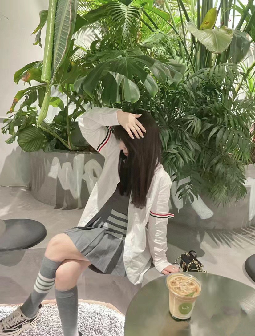 P60  配原版盒
🌟【一盒2 双】
🌟THOM BROWNE &middot; 桑姆 布朗尼❗
🌟超级爆款！网红小腿袜，中筒袜+长筒袜，经典爆款组合❗原单品质！官网同步，一直在售的炒鸡经典款❗经典四条杠小腿袜，ins明星网红推荐❗火爆至极🔥纯棉材质，轻薄柔软透气，四季通用，欧美大牌街头必备🌟