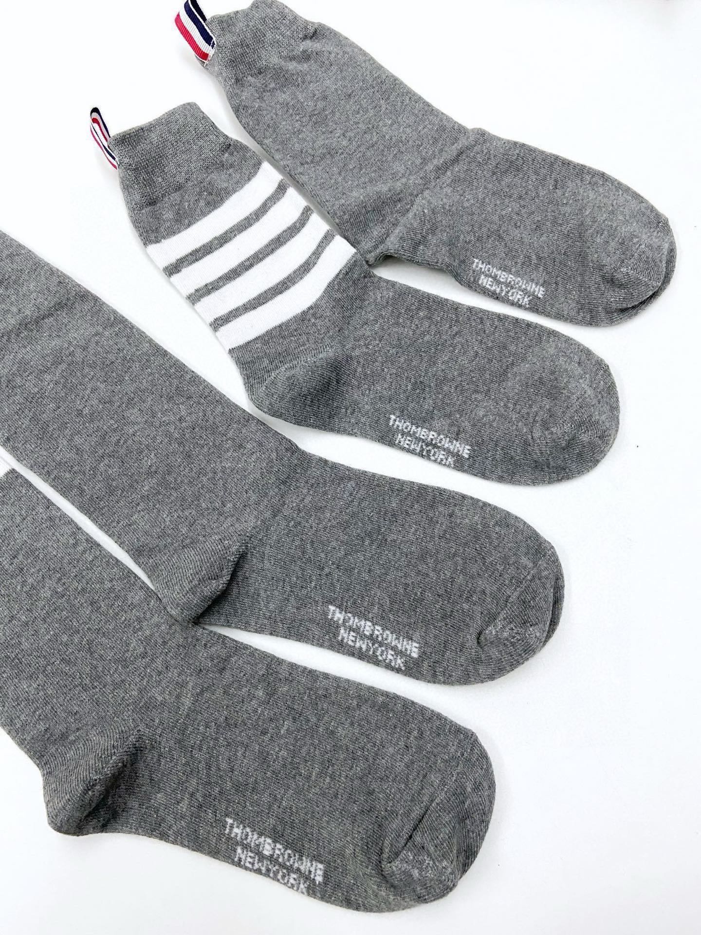 P60  配原版盒
🌟【一盒2 双】
🌟THOM BROWNE &middot; 桑姆 布朗尼❗
🌟超级爆款！网红小腿袜，中筒袜+长筒袜，经典爆款组合❗原单品质！官网同步，一直在售的炒鸡经典款❗经典四条杠小腿袜，ins明星网红推荐❗火爆至极🔥纯棉材质，轻薄柔软透气，四季通用，欧美大牌街头必备🌟