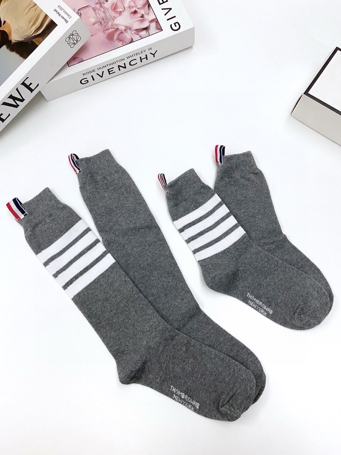 P60  配原版盒
🌟【一盒2 双】
🌟THOM BROWNE &middot; 桑姆 布朗尼❗
🌟超级爆款！网红小腿袜，中筒袜+长筒袜，经典爆款组合❗原单品质！官网同步，一直在售的炒鸡经典款❗经典四条杠小腿袜，ins明星网红推荐❗火爆至极🔥纯棉材质，轻薄柔软透气，四季通用，欧美大牌街头必备🌟