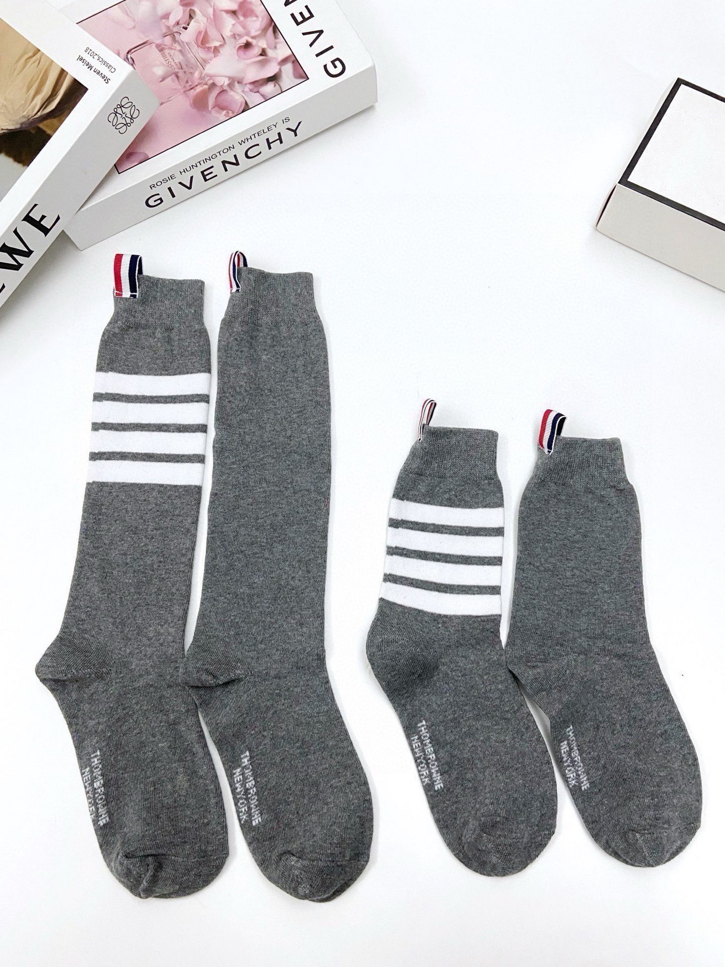 P60  配原版盒
🌟【一盒2 双】
🌟THOM BROWNE &middot; 桑姆 布朗尼❗
🌟超级爆款！网红小腿袜，中筒袜+长筒袜，经典爆款组合❗原单品质！官网同步，一直在售的炒鸡经典款❗经典四条杠小腿袜，ins明星网红推荐❗火爆至极🔥纯棉材质，轻薄柔软透气，四季通用，欧美大牌街头必备🌟