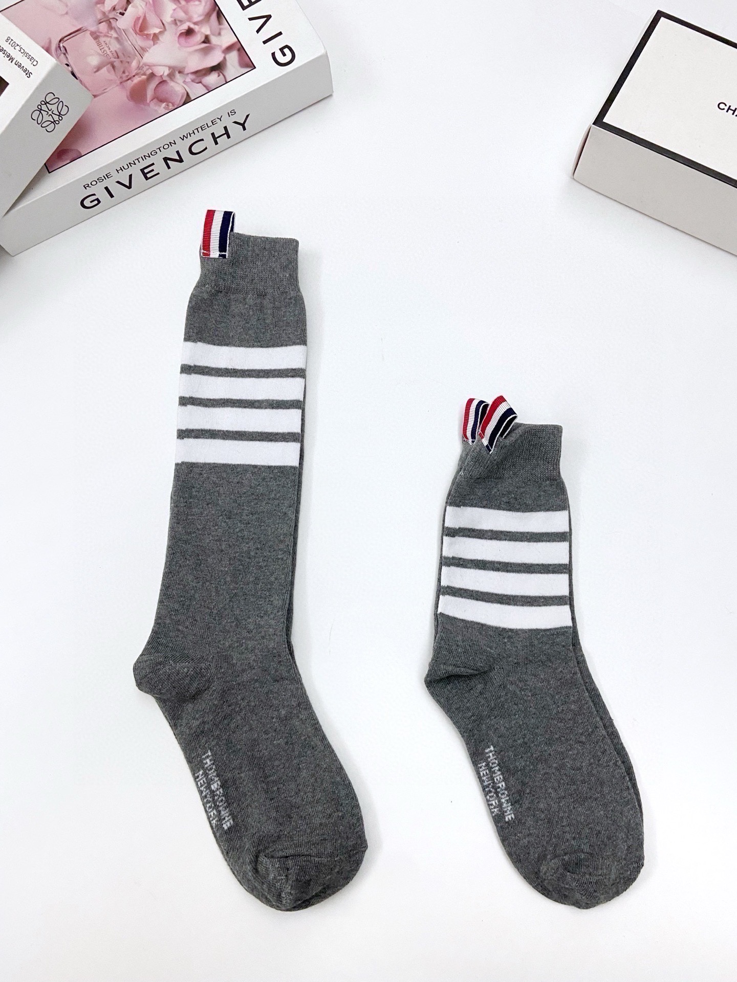 P60  配原版盒
🌟【一盒2 双】
🌟THOM BROWNE &middot; 桑姆 布朗尼❗
🌟超级爆款！网红小腿袜，中筒袜+长筒袜，经典爆款组合❗原单品质！官网同步，一直在售的炒鸡经典款❗经典四条杠小腿袜，ins明星网红推荐❗火爆至极🔥纯棉材质，轻薄柔软透气，四季通用，欧美大牌街头必备🌟