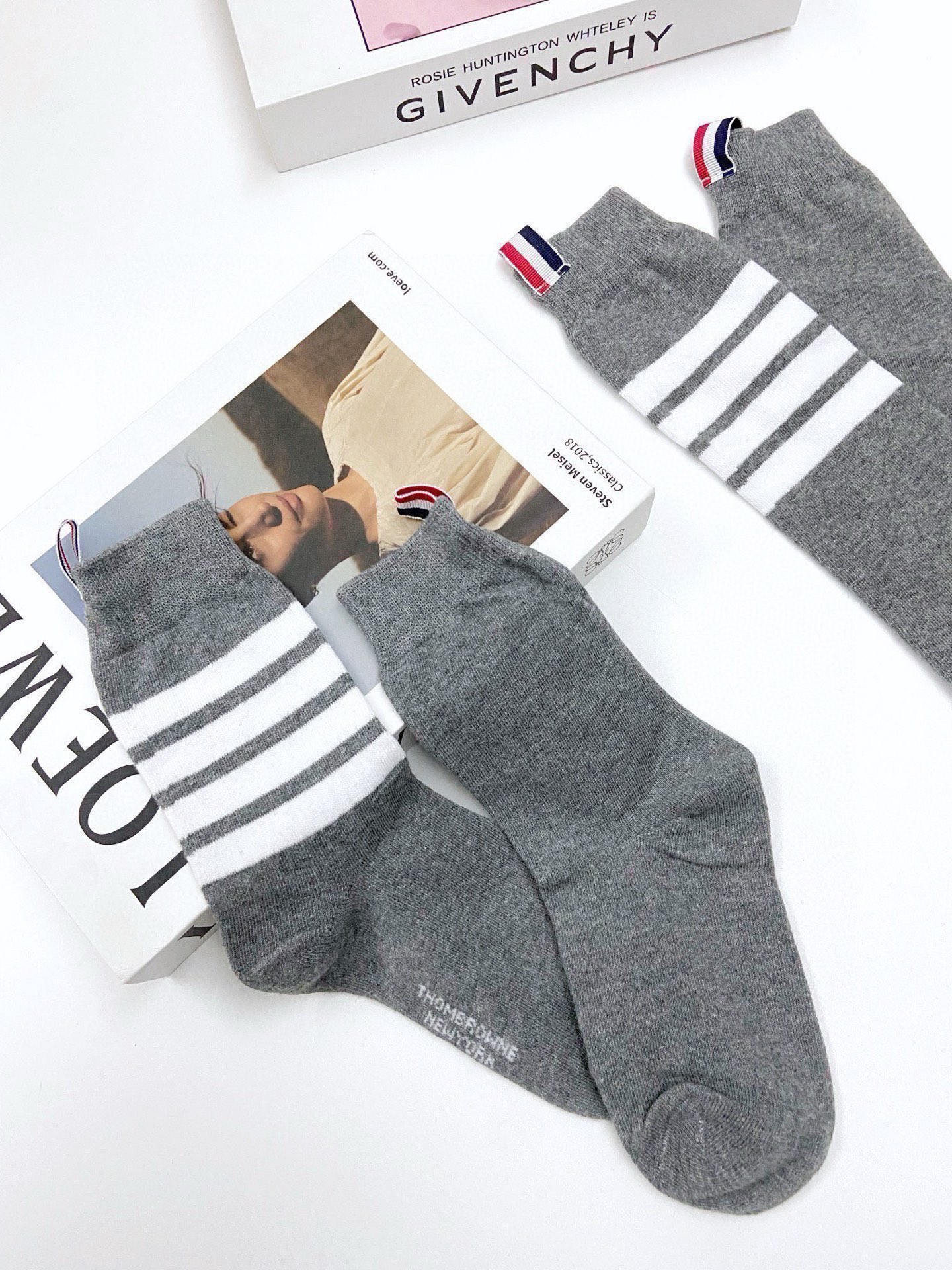 P60  配原版盒
🌟【一盒2 双】
🌟THOM BROWNE &middot; 桑姆 布朗尼❗
🌟超级爆款！网红小腿袜，中筒袜+长筒袜，经典爆款组合❗原单品质！官网同步，一直在售的炒鸡经典款❗经典四条杠小腿袜，ins明星网红推荐❗火爆至极🔥纯棉材质，轻薄柔软透气，四季通用，欧美大牌街头必备🌟