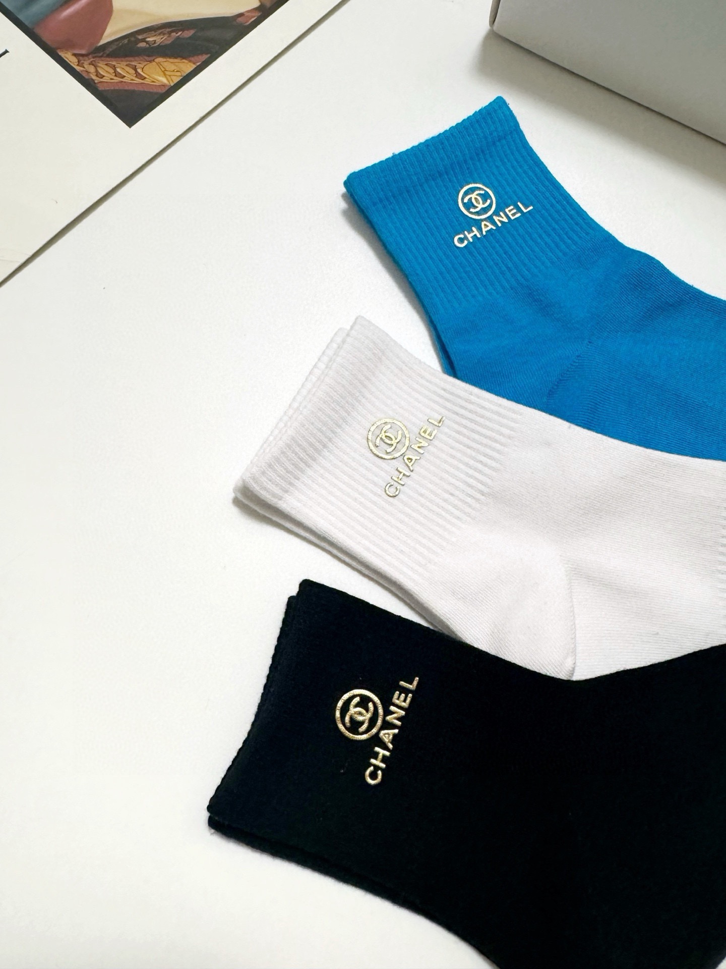 P55 配包装
🌟【一盒3 双】
 🌟Chanel 香奈儿 经典字母logo纯棉 中筒袜  ins超火爆红人同款，精美 面料，潮人必备 ，经典配色 个性时尚百搭款，你值得拥有哦💗