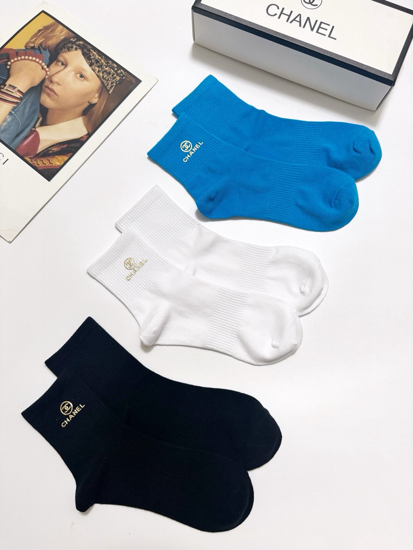 P55 配包装
🌟【一盒3 双】
 🌟Chanel 香奈儿 经典字母logo纯棉 中筒袜  ins超火爆红人同款，精美 面料，潮人必备 ，经典配色 个性时尚百搭款，你值得拥有哦💗