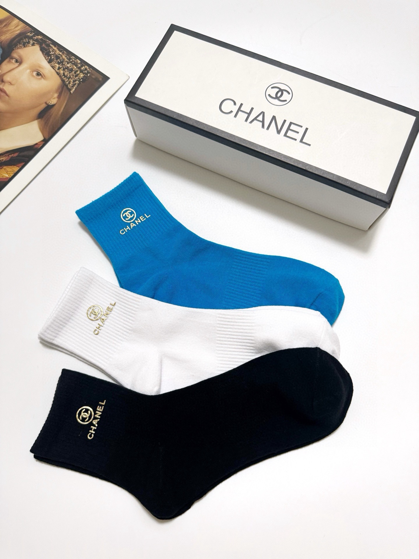 P55 配包装
🌟【一盒3 双】
 🌟Chanel 香奈儿 经典字母logo纯棉 中筒袜  ins超火爆红人同款，精美 面料，潮人必备 ，经典配色 个性时尚百搭款，你值得拥有哦💗