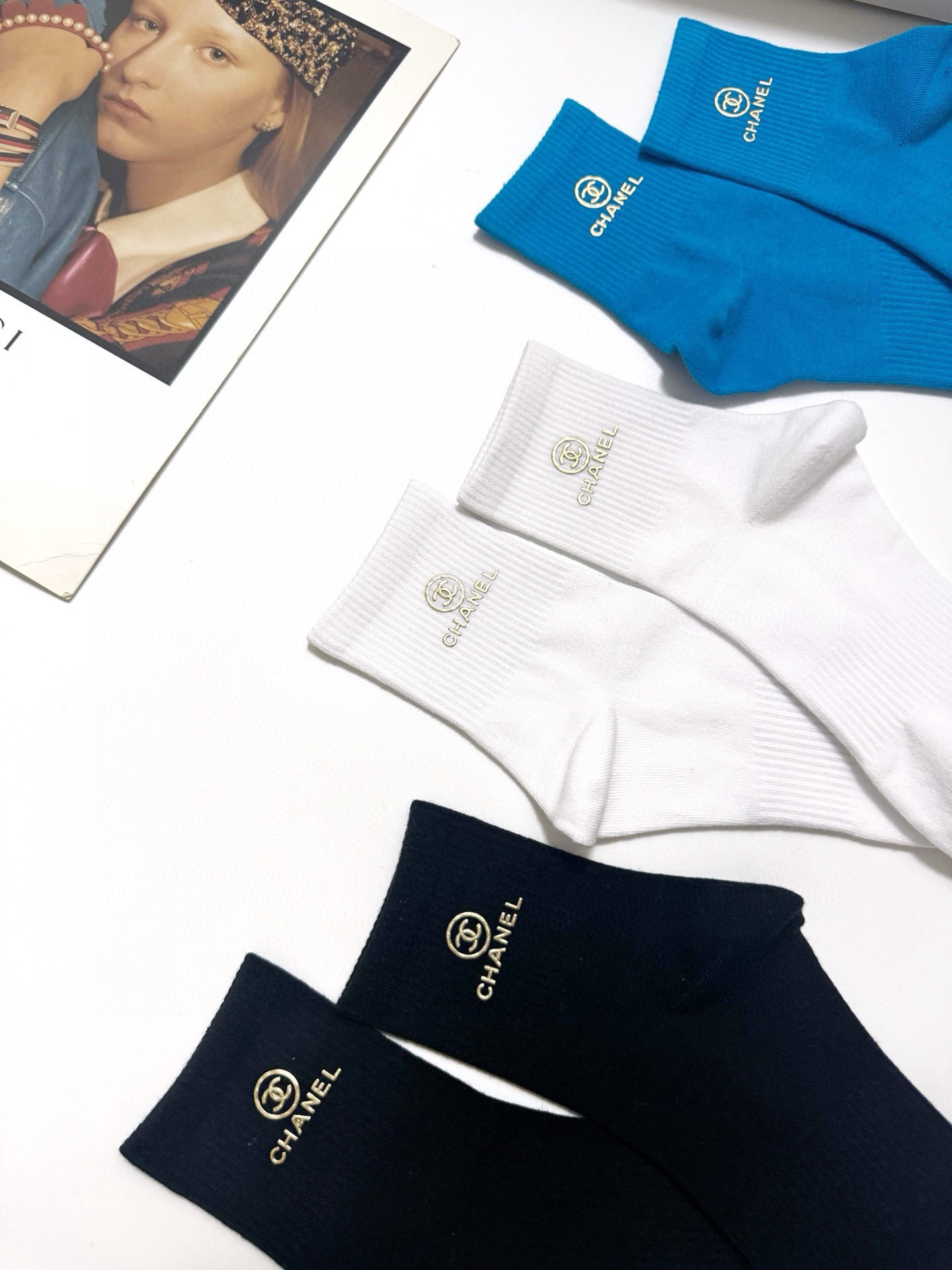 P55 配包装
🌟【一盒3 双】
 🌟Chanel 香奈儿 经典字母logo纯棉 中筒袜  ins超火爆红人同款，精美 面料，潮人必备 ，经典配色 个性时尚百搭款，你值得拥有哦💗