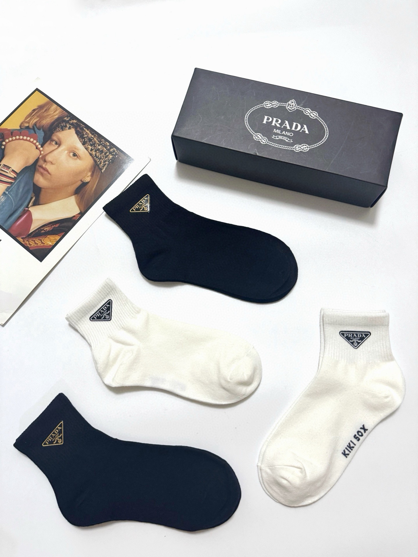P60 配包装
🌟【一盒4双】
🌟Prada 普拉达 经典字母logo 纯棉中筒袜 经典纯色短袜
🌟ins爆款！专柜在售ing 🌟原单货！高版本 ～好看到爆炸 ！🌟酷妹潮人必不能少的专柜代购品质 袜子 ，搭配起来超高逼格 时髦度爆表啊啊啊啊～～推荐推荐推荐～～必入时髦小单品！！
