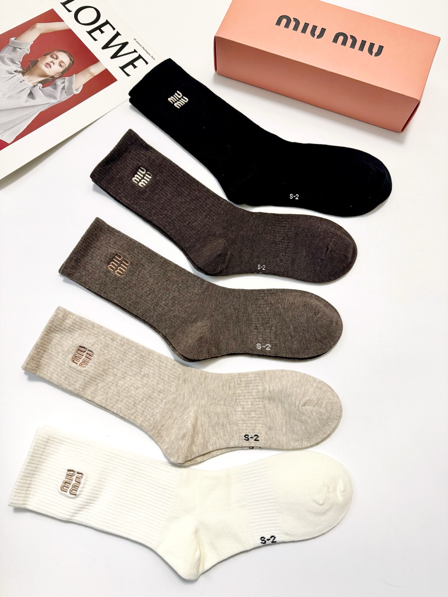 P60 配包装
🌟【一盒5 双】
 🌟缪缪 miumiu 经典刺绣字母logo 混纺中筒袜   ，软糯亲肤，ins超火爆配色 ，秋冬潮人必备 ，个性时尚百搭款，你值得拥有哦💗 