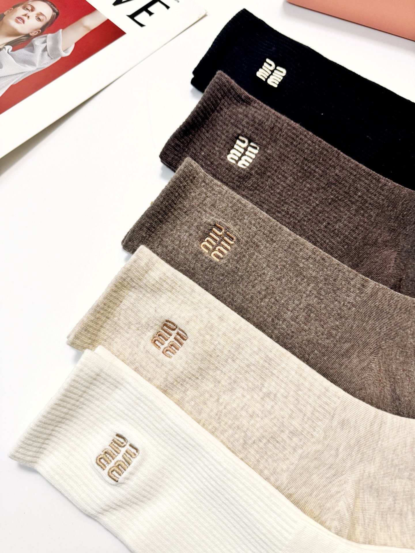 P60 配包装
🌟【一盒5 双】
 🌟缪缪 miumiu 经典刺绣字母logo 混纺中筒袜   ，软糯亲肤，ins超火爆配色 ，秋冬潮人必备 ，个性时尚百搭款，你值得拥有哦💗 