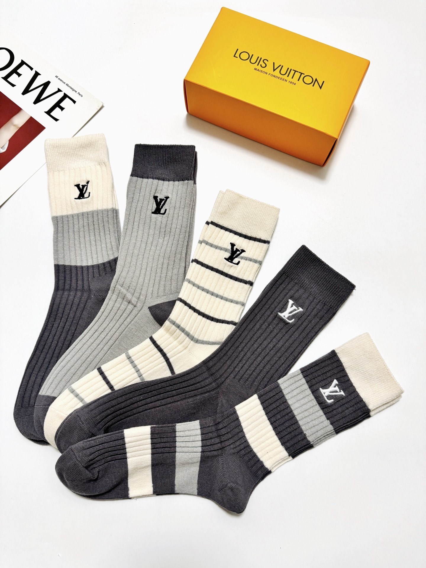 P60 配包装
🌟【一盒5 双】
 🌟 LV 路易威登 经典刺绣字母logo 纯棉中筒袜   ，ins超火爆小腿袜，纯棉面料，潮人必备 ，经典配色 个性时尚百搭款，你值得拥有哦💗