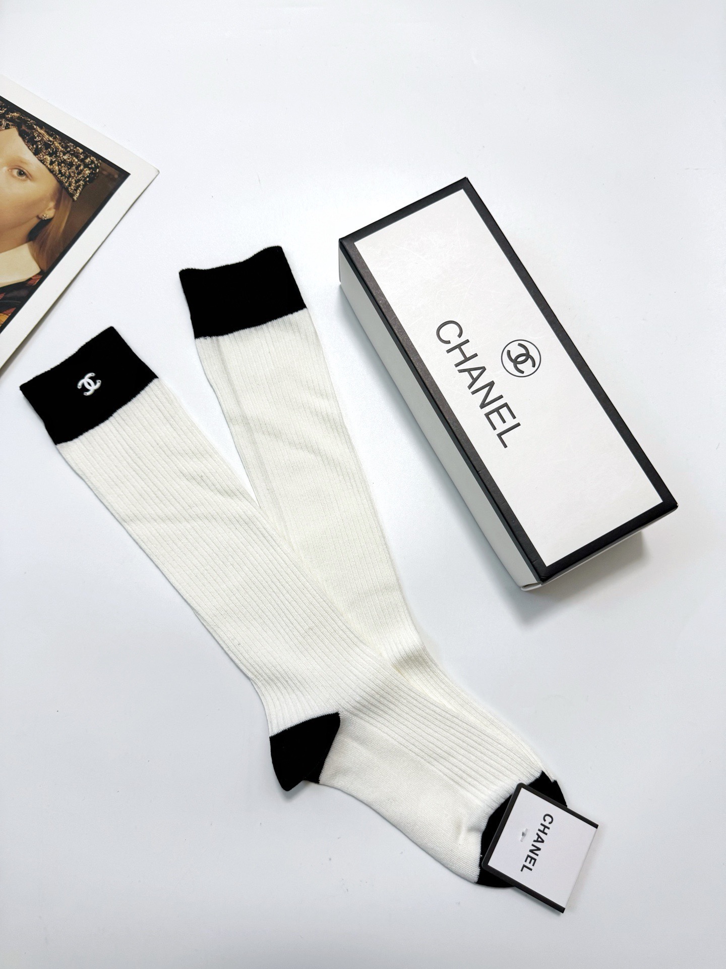 P55  配包装
🌟【一盒一双】
🌟Chanel 香奈儿 经典重工手缝字母logo 纯棉中筒袜 小腿袜 
🌟ins爆款！专柜在售ing 🌟好看到爆炸 ！🌟超高品质！经典不过时！潮人必不能少的专柜代购品质 ，巨好穿！推荐推荐推荐～～必入小单品！！