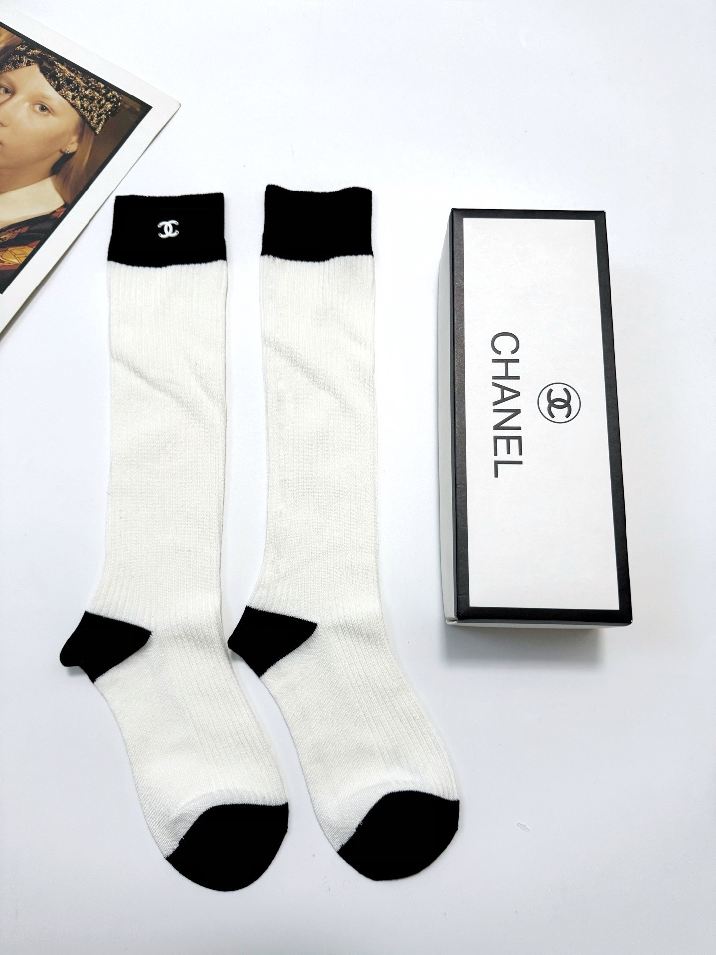 P55  配包装
🌟【一盒一双】
🌟Chanel 香奈儿 经典重工手缝字母logo 纯棉中筒袜 小腿袜 
🌟ins爆款！专柜在售ing 🌟好看到爆炸 ！🌟超高品质！经典不过时！潮人必不能少的专柜代购品质 ，巨好穿！推荐推荐推荐～～必入小单品！！