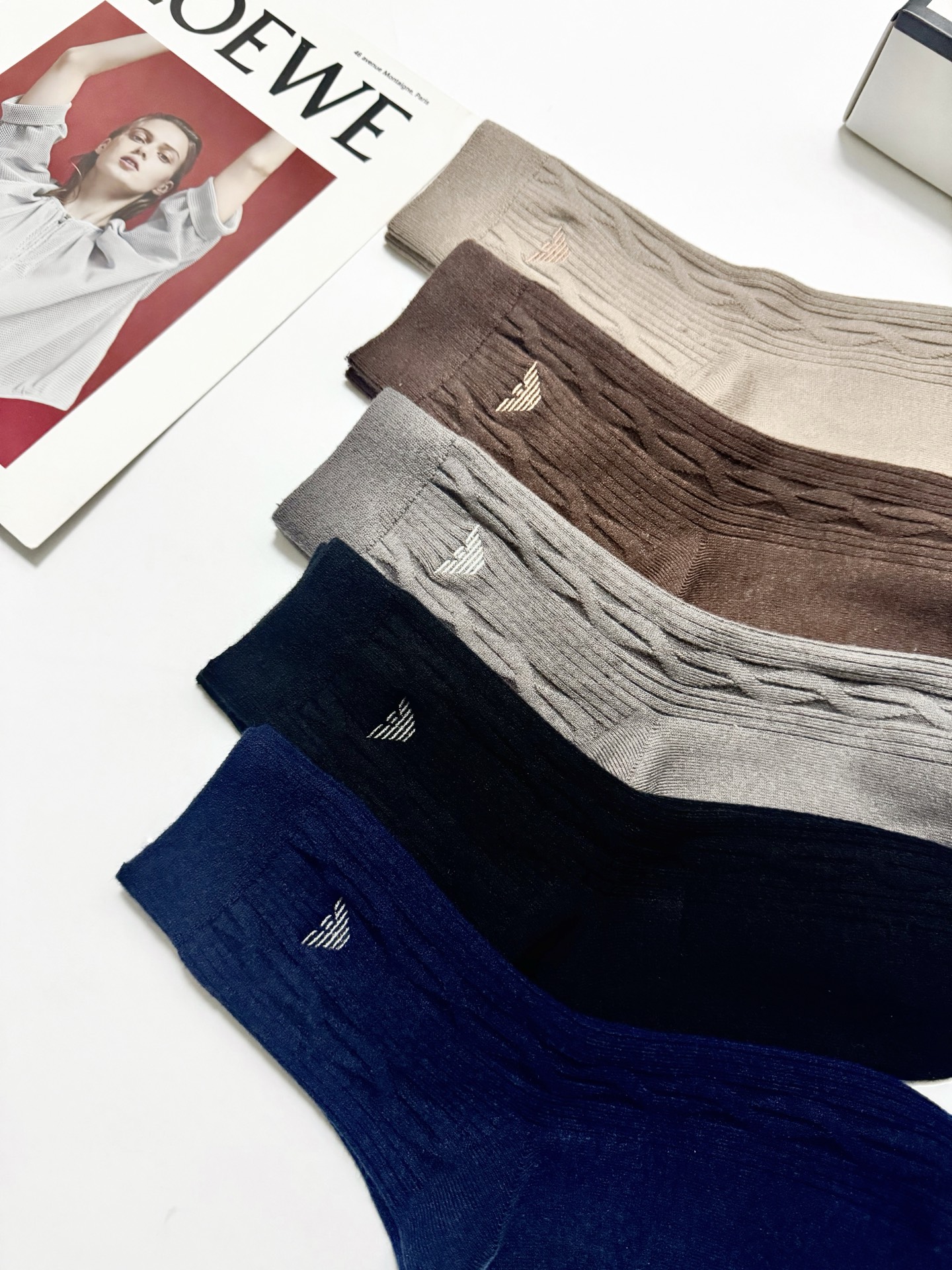 P65 配包装
🌟【一盒5 双】男士福利款
 🌟Armani 阿玛尼 经典刺绣字母logo 羊绒混纺中筒袜   ，软糯亲肤，ins超火爆配色 ，秋冬潮人必备 ，个性时尚百搭款，你值得拥有哦💗 