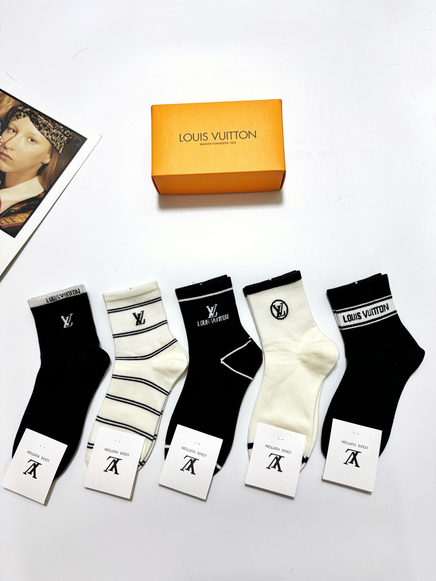 NO:688161,Comes with packaging [5 pairs in a box] LV Louis Vuitton classic letter logo ins super popular mid-calf socks, pure cotton fabric, a must-have for fashionistas, classic color matching, personalized, fashionable and versatile, you deserve it Socks, stockings, socks, louis vuitton, louis vuitton, socks19860909配包装【一盒5 双】 LV 路易威登 经典字母logo ins超火爆中筒袜,纯棉面料,潮人必备 ,经典配色 个性时尚百搭款,你值得拥有哦袜子,丝袜,袜子,louis vuitton,louis vuitton,socks,accessory
