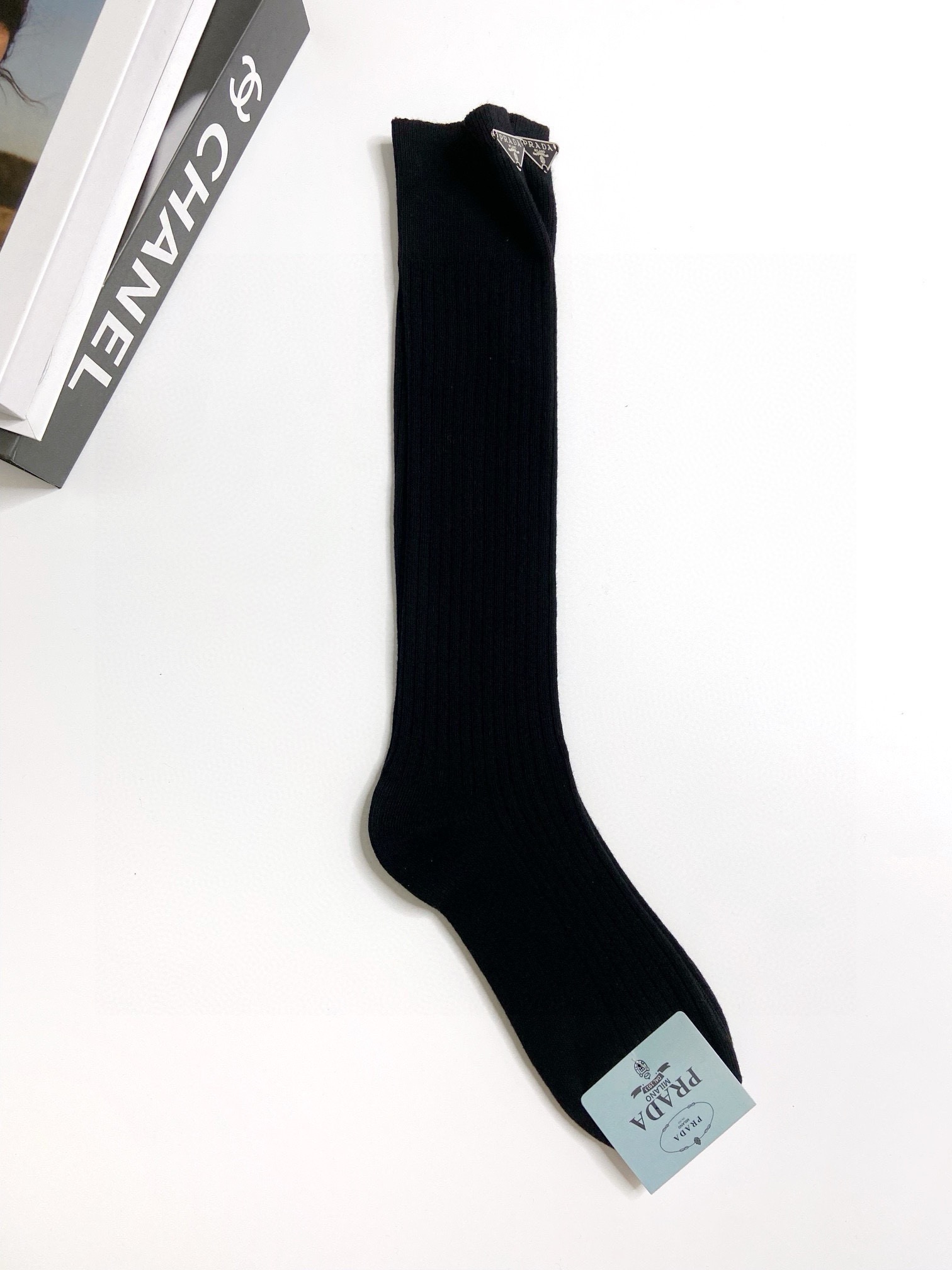 NO:676838,Comes with packaging [one pair per box] Prada classic letter logo pure cotton stockings calf socks heavy industry decoration personalized fashion ins hot style!  It’s on sale at the counter and it’s so explosive!  Super high quality!  A classic that never goes out of style!  A must-have for fashionistas, the quality of counter purchases is great and easy to wear!  Recommended, recommended, recommended ~ ~ must-have small items!  !  socks, stockings, socks, prada, prada, socks19860909配包装【一盒一双】 Prada 普拉达 经典字母logo纯棉长筒袜 小腿袜 重工装饰个性时尚 ins爆款！专柜在售ing 好看到爆炸 ！超高品质！经典不过时！潮人必不能少的专柜代购品质 ,巨好穿！推荐推荐推荐～～必入小单品！！袜子,丝袜,袜子,prada,prada,socks,accessory