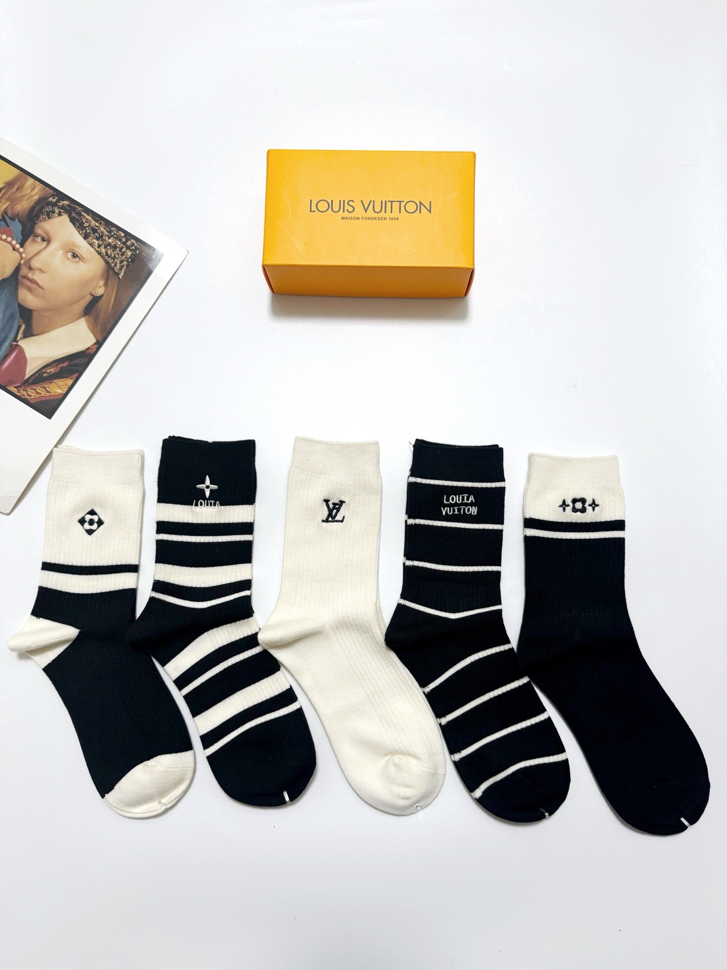 NO:687994,Comes with packaging [5 pairs in a box] LV Louis Vuitton classic embroidered letter logo pure cotton mid-calf socks, ins super popular calf socks, pure cotton fabric, a must-have for fashionistas, classic color matching, personalized fashionable and versatile, you deserve it Socks, stockings, socks, louis vuitton, louis vuitton, socks19860909配包装【一盒5 双】  LV 路易威登 经典刺绣字母logo 纯棉中筒袜,ins超火爆小腿袜,纯棉面料,潮人必备 ,经典配色 个性时尚百搭款,你值得拥有哦袜子,丝袜,袜子,louis vuitton,louis vuitton,socks,accessory