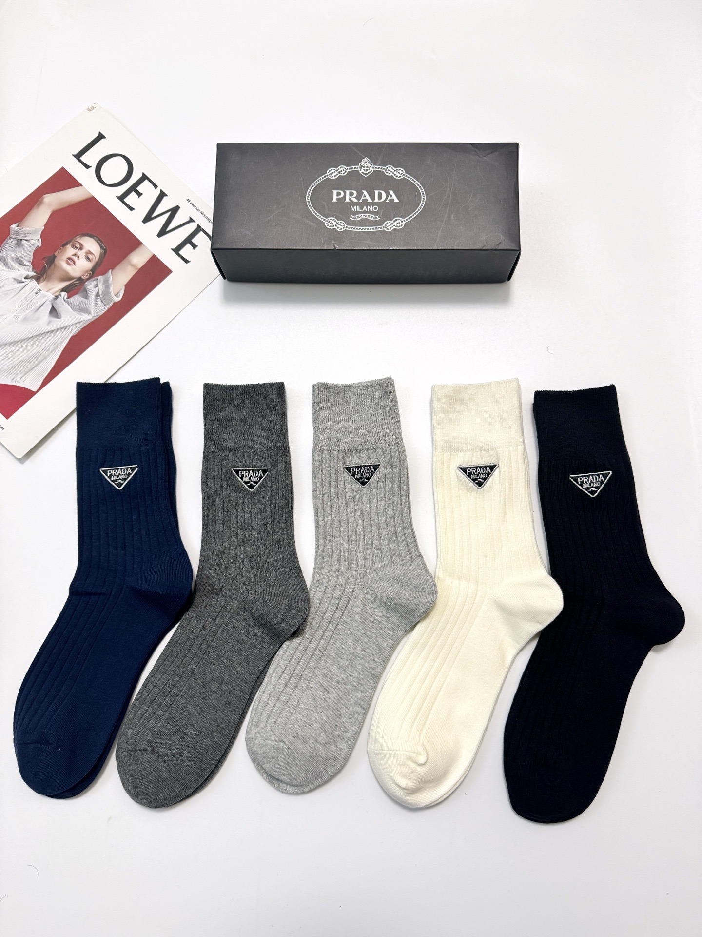 NO:676871,Comes with packaging [5 pairs in a box] Prada classic embroidered letter logo pure cotton blend mid-calf socks, soft and skin-friendly, ins super popular color, a must-have for fashionistas in autumn and winter, personalized fashionable and versatile, you deserve it Socks, stockings, socks, prada, prada, socks19860909配包装【一盒5 双】 Prada 普拉达 经典刺绣字母logo 纯棉混纺中筒袜,软糯亲肤,ins超火爆配色 ,秋冬潮人必备 ,个性时尚百搭款,你值得拥有哦 袜子,丝袜,袜子,prada,prada,socks,accessory
