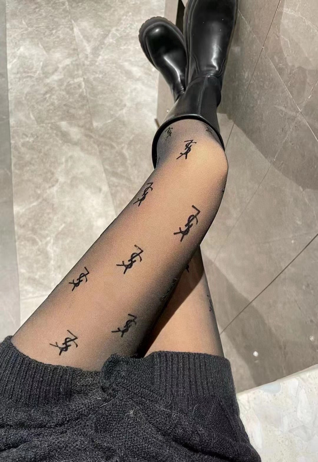 NO:702573,[Thickened model] Comes with packaging [One pair per box] YSL Saint Laurent ins hot model, thickened stockings for autumn and winter, water-gloss black silk translucent pantyhose, high quality matching version!  Super elastic. The explosive trendy stockings have a slight translucent feel, are warm and comfortable. Many celebrities and celebrities have the same style!  A must-have item for fashionistas in autumn and winter. It looks super classy when paired with it and is extremely fashionable~~ Recommended, recommended, recommended~~ A must-have fashionable item!  !  socks, stockings, socks, saint laurent, saint laurent, socks19860909【加厚款】 配包装【一盒一双】 YSL 圣罗兰 ins爆款,秋冬加厚丝袜 ,水光黑丝透肤打底连裤袜对版高货！超大弹力. 好看到爆炸 的潮牌丝袜轻微的透肤感,保暖又舒适. 超多明星 红人同款 ！潮人秋冬必备单品 ,搭配起来超高逼格 ,时髦度爆表啊啊啊啊～～推荐推荐推荐～～必入时髦小单品！！袜子,丝袜,袜子,saint laurent,saint laurent,socks,accessory