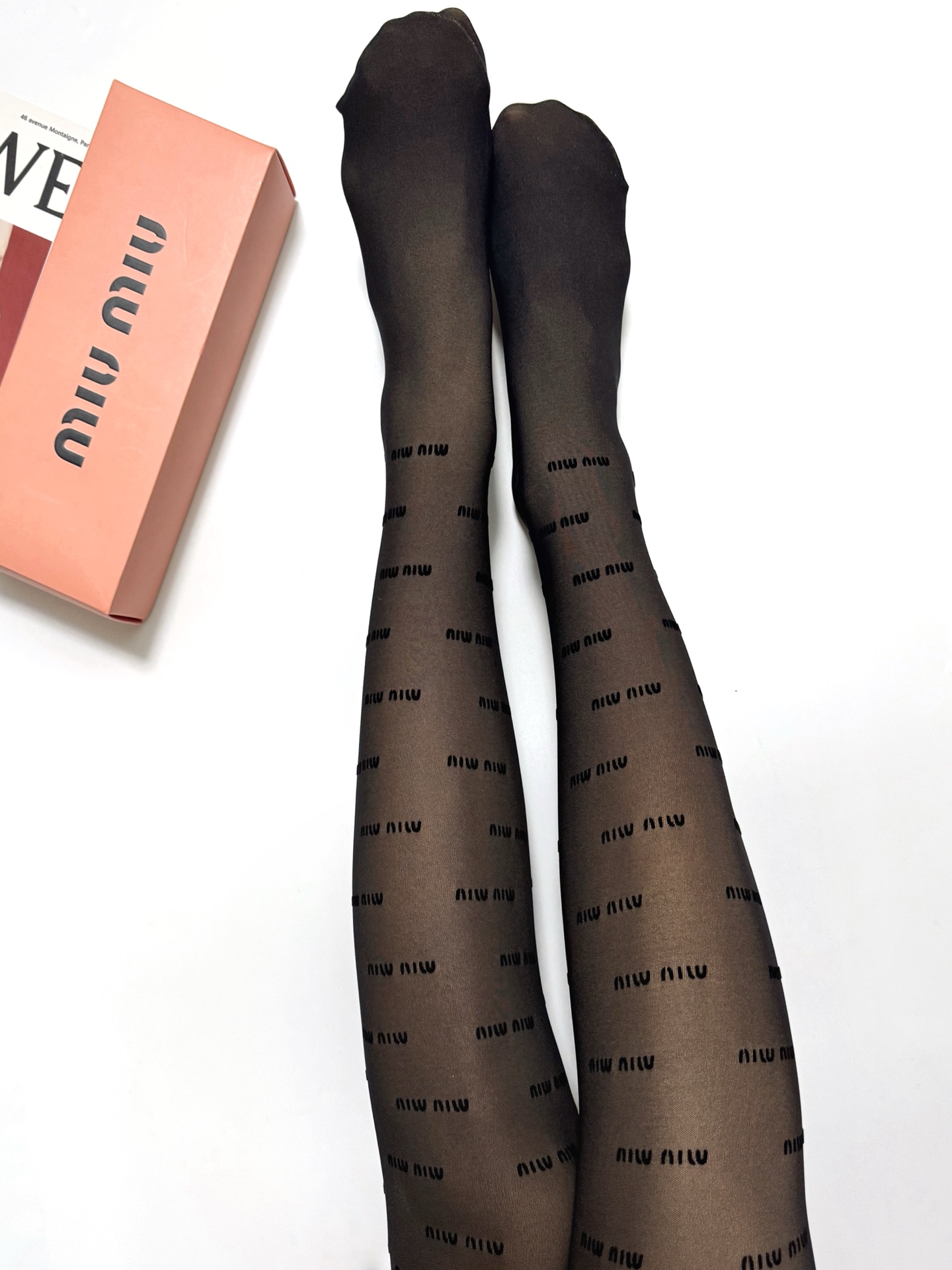 NO:702579,[Thickened model, weight 100g] Comes with packaging [one pair per box] Miumiu miumiu ins hot style, thickened stockings for autumn and winter, water-glossy black silk translucent pantyhose, high quality matching version!  Super elastic. The explosive trendy stockings have a slight translucent feel, are warm and comfortable. Many celebrities and celebrities have the same style!  A must-have item for fashionistas in autumn and winter. It looks super classy when paired with it and is extremely fashionable~~ Recommended, recommended, recommended~~ A must-have fashionable item!  !  socks, stockings, socks, miumiu, socks19860909【加厚款 克重100g】 配包装【一盒一双】 缪缪 miumiu ins爆款,秋冬加厚丝袜 ,水光黑丝透肤打底连裤袜对版高货！超大弹力. 好看到爆炸 的潮牌丝袜轻微的透肤感,保暖又舒适. 超多明星 红人同款 ！潮人秋冬必备单品 ,搭配起来超高逼格 ,时髦度爆表啊啊啊啊～～推荐推荐推荐～～必入时髦小单品！！袜子,丝袜,袜子,miumiu,socks,accessory