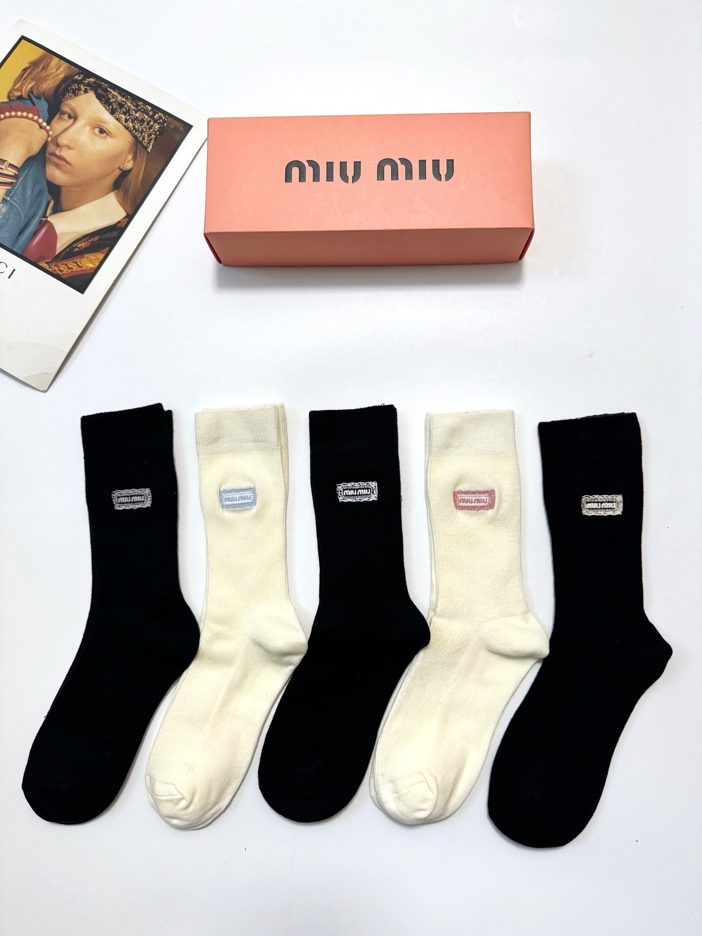 NO:702419,Comes with packaging [5 pairs in a box] Miumiu's hot-selling pure cotton mid-calf socks, super versatile and perfect combination of popular colors, classic style, simultaneous sale at counters, popular ins item, a must-have for fashionistas, versatile colors Socks, stockings, socks, miumiu, socks19860909配包装【一盒5双】 缪缪 miumiu 爆款纯棉中筒袜,超百搭大火配色超完美结合,款式经典,专柜同步发售,ins爆火小单品,潮人必备,颜色百搭 袜子,丝袜,袜子,miumiu,socks,accessory
