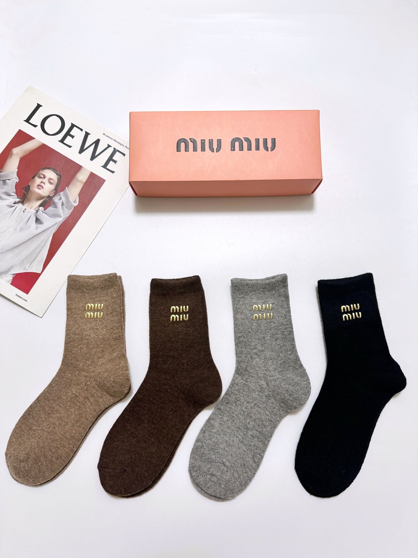 NO:702450,Comes with packaging [4 pairs in a box] Miumiu classic letter logo wool mid-calf socks!  Super soft and skin-friendly!  Ins hot style!  It’s on sale at the counter and it’s so explosive!  Super high quality!  A classic that never goes out of style!  A must-have for fashionistas, the quality of counter purchases is great and easy to wear!  Recommended, recommended, recommended ~ ~ must-have small items!  !  socks, stockings, socks, miumiu, socks19860909配包装【一盒4 双】 缪缪 miumiu 经典字母 logo羊毛 中筒袜 ！超级软糯亲肤！ ins爆款！专柜在售ing 好看到爆炸 ！超高品质！经典不过时！潮人必不能少的专柜代购品质 ,巨好穿！推荐推荐推荐～～必入小单品！！袜子,丝袜,袜子,miumiu,socks,accessory