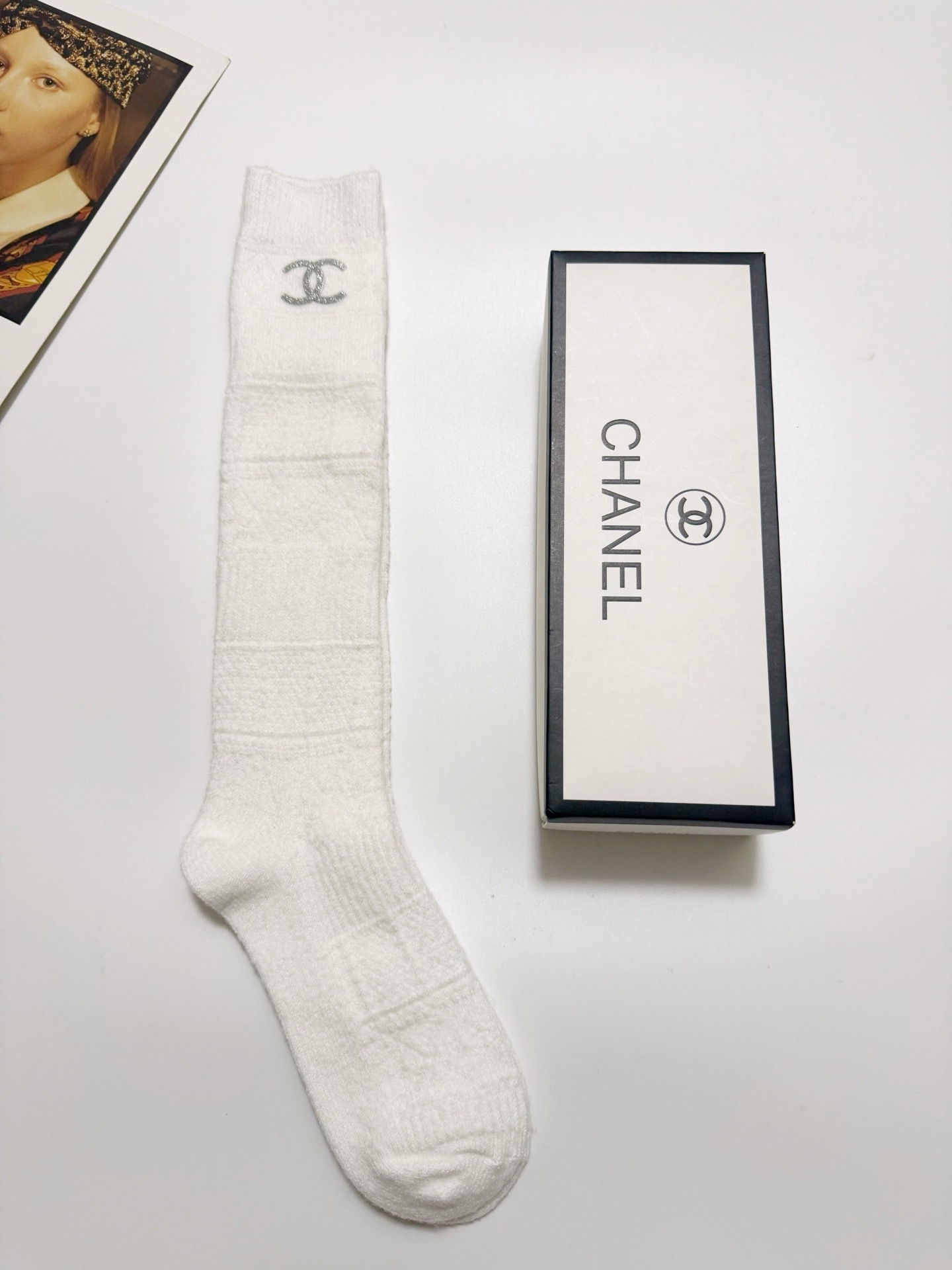 NO:702439,Comes with packaging [one pair per box] Chanel Chanel classic letter logo wool blend stockings!  Diamond pattern calf socks are super soft and skin-friendly!  Ins hot style!  It’s on sale at the counter and it’s so explosive!  Super high quality!  A classic that never goes out of style!  A must-have for fashionistas, the quality of counter purchases is great and easy to wear!  Recommended, recommended, recommended ~ ~ must-have small items!  !  socks, stockings, socks, chanel, chanel, socks19860909配包装【一盒一双】 Chanel 香奈儿 经典字母 logo羊毛 混纺长筒袜 ！菱格暗纹小腿袜 超级软糯亲肤！ ins爆款！专柜在售ing 好看到爆炸 ！超高品质！经典不过时！潮人必不能少的专柜代购品质 ,巨好穿！推荐推荐推荐～～必入小单品！！袜子,丝袜,袜子,chanel,chanel,socks,accessory