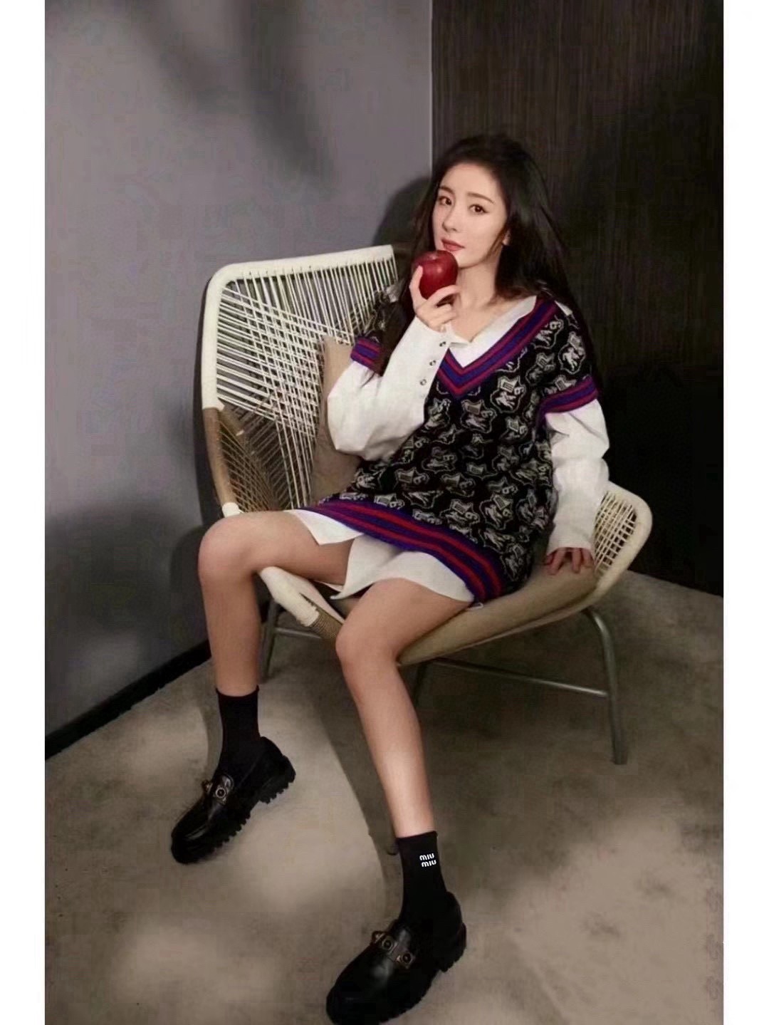 NO:702447,Comes with packaging [2 pairs in a box] Miumiu classic letter logo pure cotton mid-calf socks!  Ins hot style!  It’s on sale at the counter and it’s so explosive!  Super high quality!  A classic that never goes out of style!  A must-have for fashionistas, the quality of counter purchases is great and easy to wear!  Recommended, recommended, recommended ~ ~ must-have small items!  !  socks, stockings, socks, miumiu, socks19860909配包装【一盒2双】 缪缪 miumiu 经典字母 logo纯棉中筒袜 ！ ins爆款！专柜在售ing 好看到爆炸 ！超高品质！经典不过时！潮人必不能少的专柜代购品质 ,巨好穿！推荐推荐推荐～～必入小单品！！袜子,丝袜,袜子,miumiu,socks,accessory