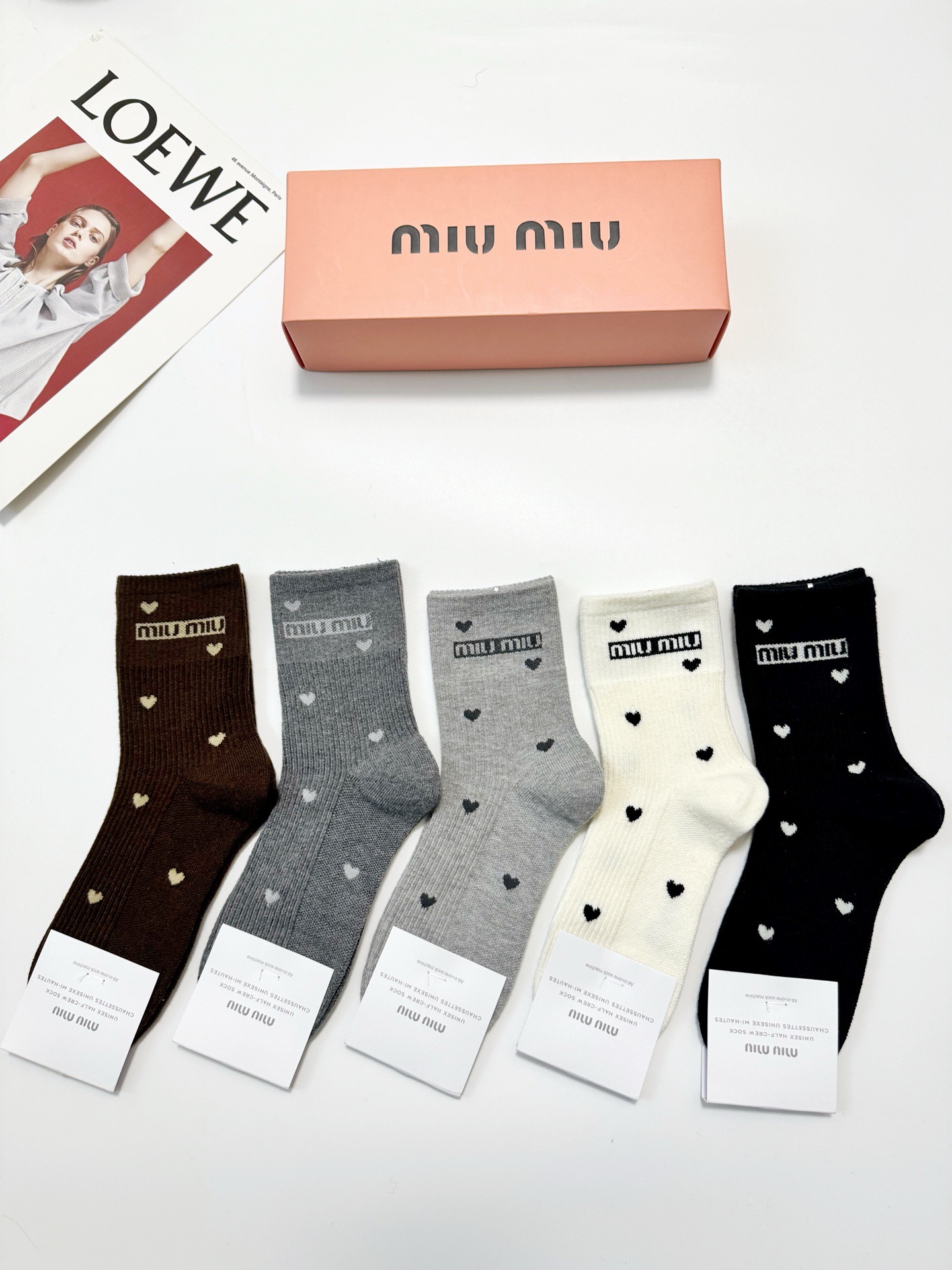 NO:702495,Comes with packaging [5 pairs in a box] Miumiu miumiu classic letter logo cashmere blend mid-calf socks, ins super popular mid-calf socks, a must-have for fashionistas, classic color matching, personalized, fashionable and versatile, you deserve it Socks, stockings, socks, miumiu, socks19860909配包装【一盒5 双】 缪缪miumiu 经典字母 logo 羊绒混纺中筒袜,ins超火爆中筒袜,潮人必备 ,经典配色 个性时尚百搭款,你值得拥有哦袜子,丝袜,袜子,miumiu,socks,accessory