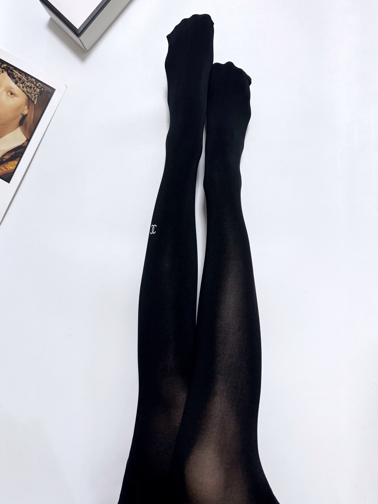 NO:702461,Comes with packaging [one pair in one box] Chanel Chanel's hot-selling double C letter stockings. They are so good. European and American big-name stockings and pantyhose. The counter-purchased quality socks that are indispensable for fashionistas. They are super stylish when paired together. They are so fashionable~~ Recommended, recommended, recommended~~ A must-have fashionable item!  !  socks, stockings, socks, chanel, chanel, socks19860909配包装【一盒一双】 Chanel 香奈儿 爆款双C 字母 丝袜 好看到爆炸 欧美大牌丝袜 连裤袜 潮人必不能少的专柜代购品质 袜子 ,搭配起来超高逼格 时髦度爆表啊啊啊啊～～推荐推荐推荐～～必入时髦小单品！！袜子,丝袜,袜子,chanel,chanel,socks,accessory