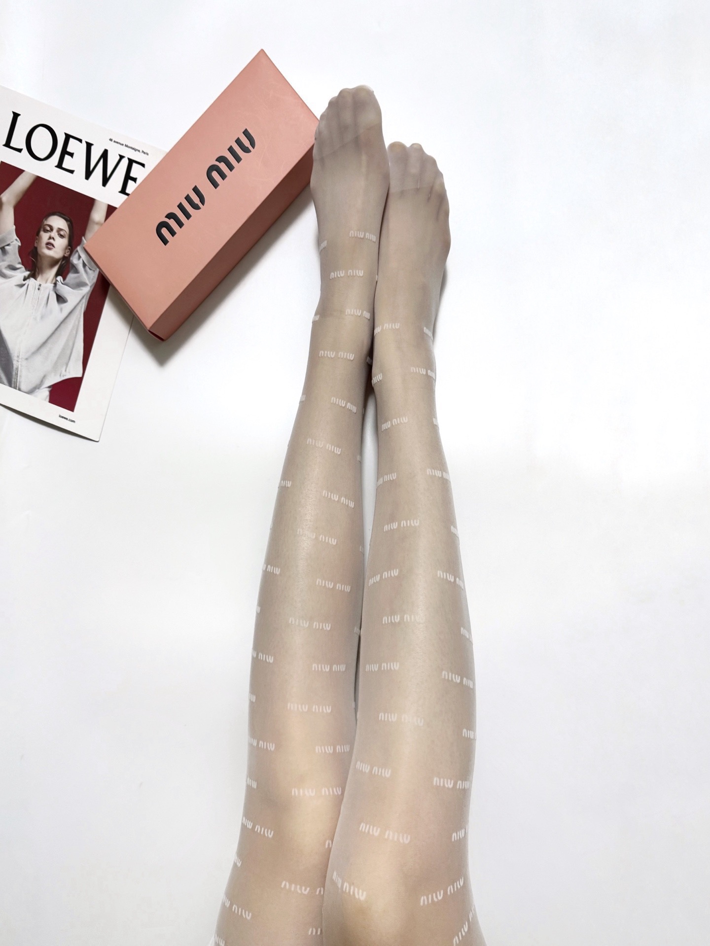 NO:718747,Comes with packaging [one pair in one box] Miumiu classic flocked letter stockings. They are so good that you can see them. They are produced in a one-to-one version of big-name European and American stockings. You can see the craftsmanship!  A must-have item for fashionistas in autumn and winter. It looks super classy when paired with it and is extremely fashionable~~ Recommended, recommended, recommended~~ A must-have fashionable item!  !  socks, stockings, socks, miumiu, socks19860909配包装【一盒一双】缪缪 miumiu 经典植绒字母丝袜 好看到爆炸 ,欧美大牌丝袜一比一高版本制作,可以看得到的工艺！ 潮人秋冬必备单品 ,搭配起来超高逼格 ,时髦度爆表啊啊啊啊～～推荐推荐推荐～～必入时髦小单品！！袜子,丝袜,袜子,miumiu,socks,accessory