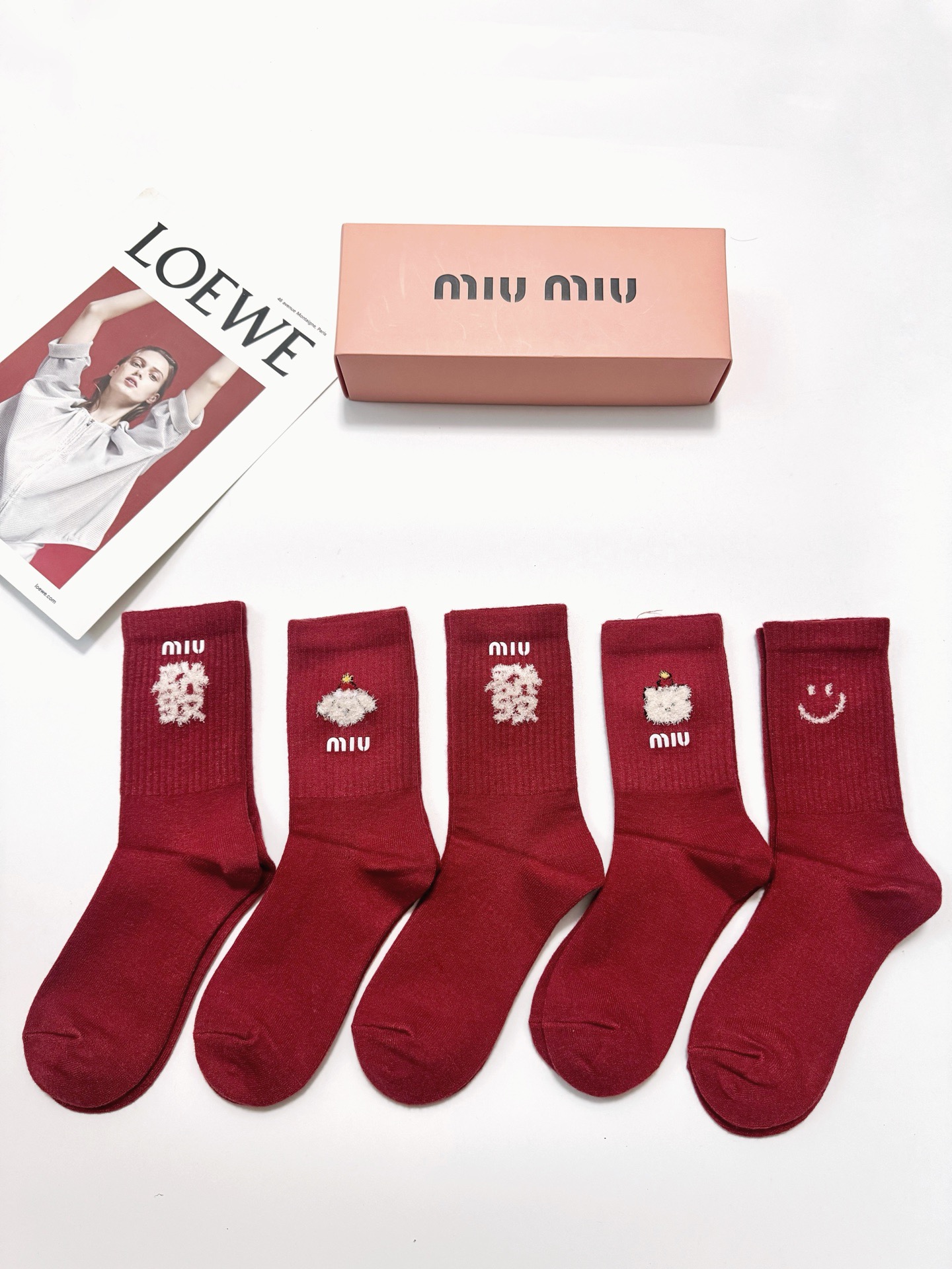 NO:718770,Comes with packaging [5 pairs in a box] Miumiu popular classic letters cashmere mid-calf socks New Year socks cashmere blended material, super perfect combination, classic style, simultaneous sale at counters, popular ins small item, a must-have for fashionistas, versatile colors Socks, stockings, socks, miumiu, socks19860909配包装【一盒5双】 缪缪 miumiu 爆款经典字母 羊绒中筒袜 年袜 羊绒混纺 材质,超完美结合,款式经典,专柜同步发售,ins爆火小单品,潮人必备,颜色百搭 袜子,丝袜,袜子,miumiu,socks,accessory