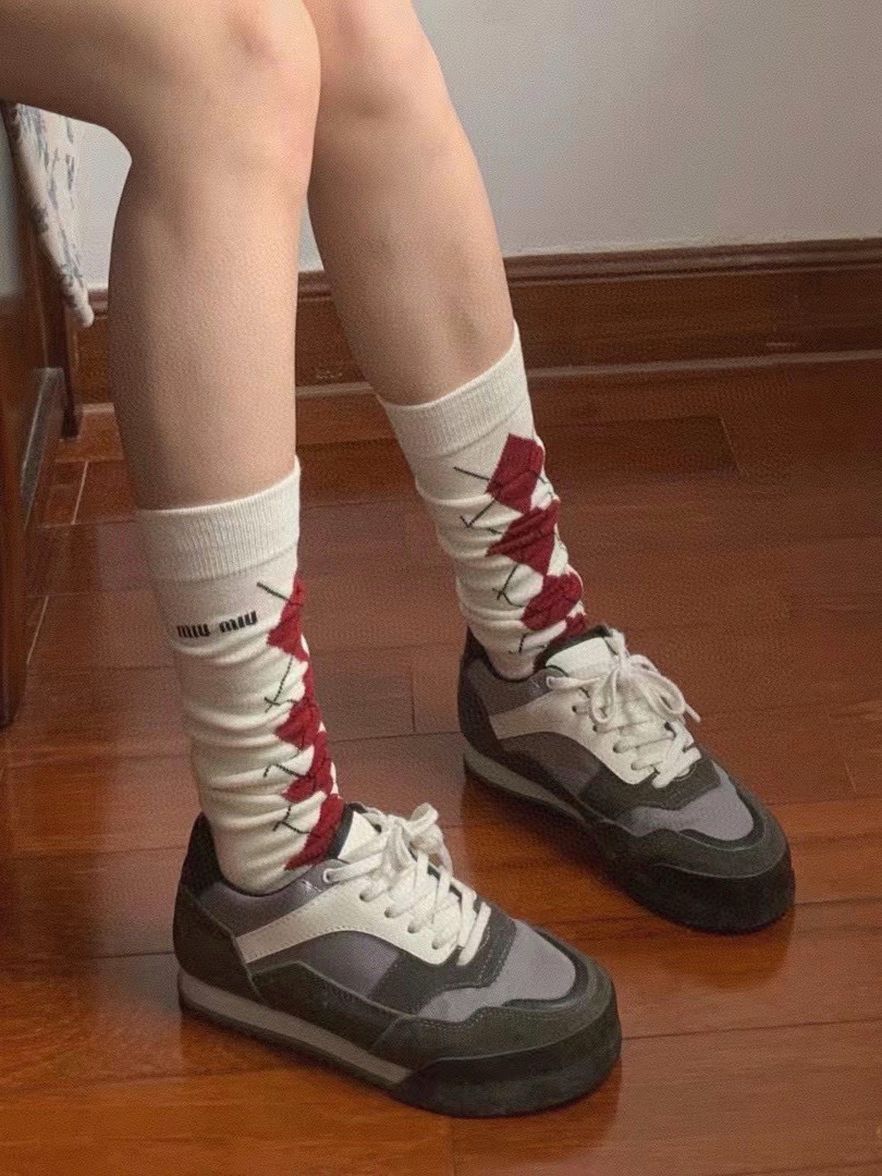 NO:718773,Comes with packaging [one pair per box] Miumiu miumiu classic letter logo pure cotton socks, calf socks, the same style as the super popular celebrity on ins, exquisite fabrics, a must-have for fashionistas, classic color combinations, personalized, fashionable and versatile, you deserve it Socks, stockings, socks, miumiu, socks19860909配包装【一盒一 双】 缪缪 miumiu 经典字母logo纯棉袜 小腿堆堆袜,ins超火爆红人同款,精美 面料,潮人必备 ,经典配色 个性时尚百搭款,你值得拥有哦袜子,丝袜,袜子,miumiu,socks,accessory