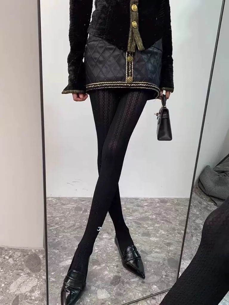 NO:718781,Comes with packaging [one pair in a box] Chanel Chanel hot twist pattern double C letter leggings, very good-looking European and American big-name velvet stockings pantyhose, indispensable counter-purchased quality socks for fashionistas, super high-end style when paired together, super fashionable~~ Recommended, recommended, must-have fashionable items!  !  socks, stockings, socks, chanel, chanel, socks19860909配包装【一盒一双】 Chanel 香奈儿 爆款麻花纹 双C 字母 打底裤袜 好看到爆炸 欧美大牌天鹅绒 丝袜 连裤袜 潮人必不能少的专柜代购品质 袜子 ,搭配起来超高逼格 时髦度爆表啊啊啊啊～～推荐推荐推荐～～必入时髦小单品！！袜子,丝袜,袜子,chanel,chanel,socks,accessory