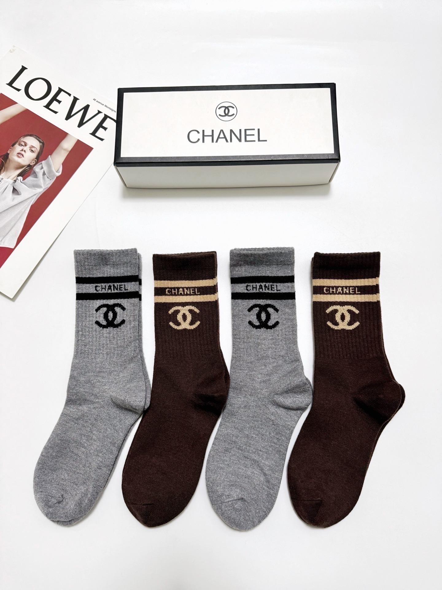 NO:719215,Comes with packaging [4 pairs in a box] Chanel classic letter logo cashmere mid-calf socks!  Super soft and skin-friendly!  Ins hot style!  It’s on sale at the counter and it’s so explosive!  Super high quality!  A classic that never goes out of style!  A must-have for fashionistas, the quality of counter purchases is great and easy to wear!  Recommended, recommended, recommended ~ ~ must-have small items!  !  socks, stockings, socks, chanel, chanel, socks19860909配包装【一盒 4 双】 Chanel 香奈儿 经典字母 logo羊绒 中筒袜 ！超级软糯亲肤！ ins爆款！专柜在售ing 好看到爆炸 ！超高品质！经典不过时！潮人必不能少的专柜代购品质 ,巨好穿！推荐推荐推荐～～必入小单品！！袜子,丝袜,袜子,chanel,chanel,socks,accessory