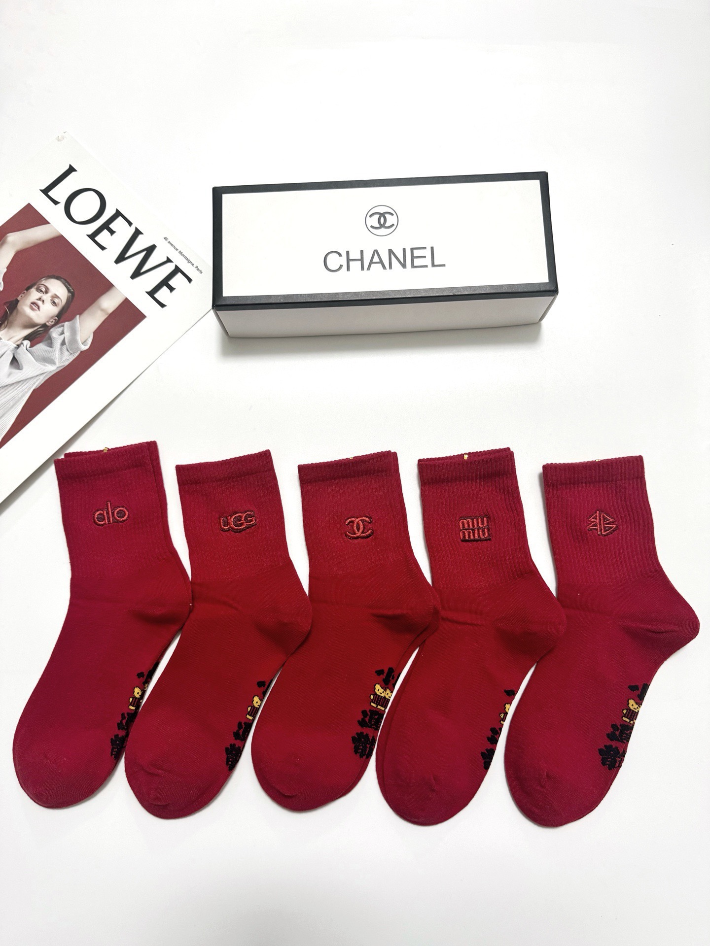 NO:719216,Comes with packaging [5 pairs in a box] European and American big brands, classic letter embroidery logo, pure cotton mid-calf socks, new year socks, super soft and skin-friendly!  Warm and stylish!  Ins hot style!  It’s on sale at the counter and it’s so explosive!  Super high quality!  A classic that never goes out of style!  A must-have for fashionistas, the quality of counter purchases is great and easy to wear!  Recommended, recommended, recommended ~ ~ must-have small items!  !  socks, stockings, socks, socks19860909配包装【一盒5双】 欧美大牌 经典字母刺绣 logo 纯棉中筒袜 年袜 超级软糯亲肤！保暖又时尚！ ins爆款！专柜在售ing 好看到爆炸 ！超高品质！经典不过时！潮人必不能少的专柜代购品质 ,巨好穿！推荐推荐推荐～～必入小单品！！袜子,丝袜,袜子,socks,accessory