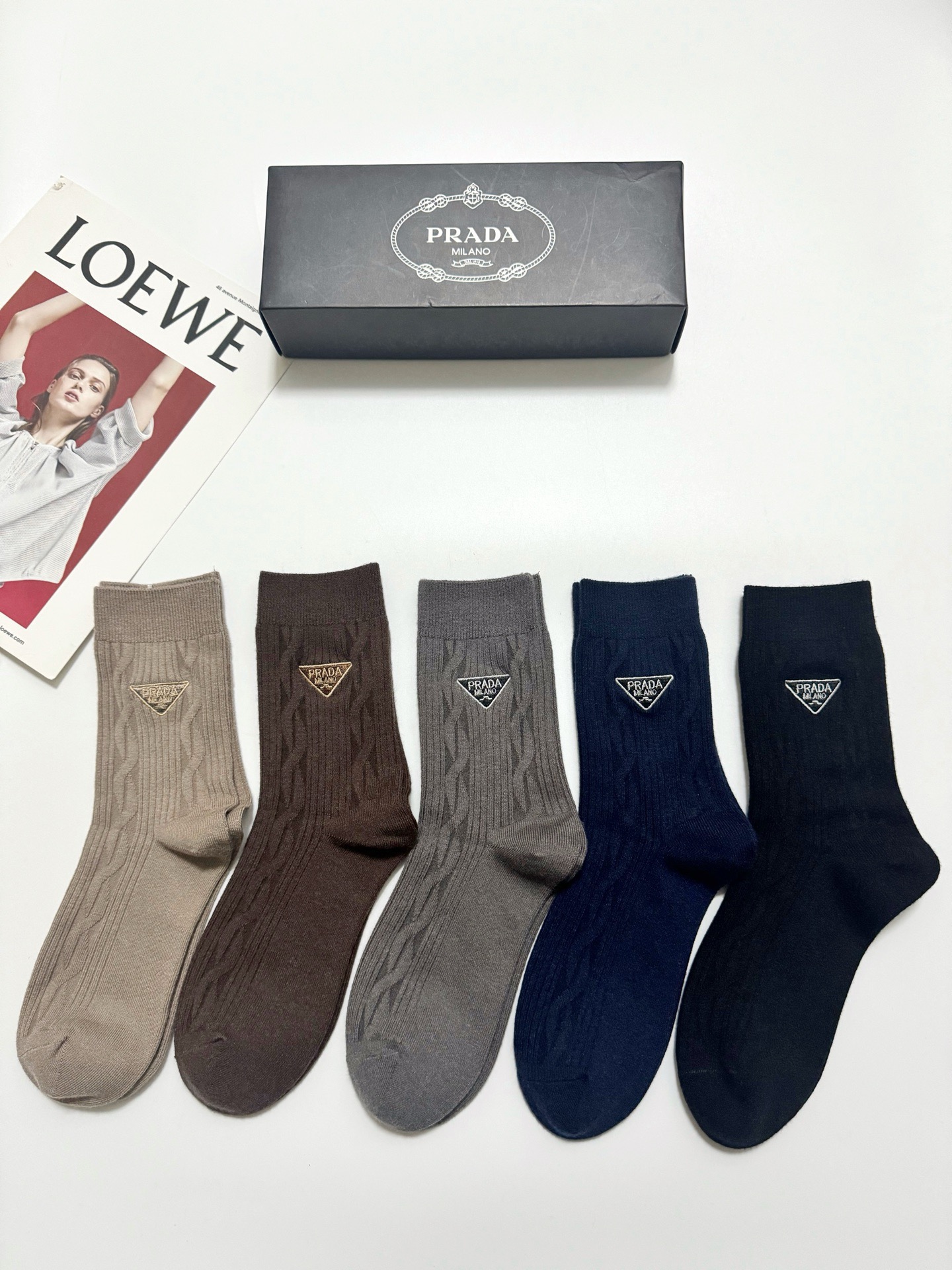 NO:719205,Comes with packaging [5 pairs in a box] Men’s welfare model Prada Prada classic embroidered letter logo cashmere blend mid-calf socks, soft and skin-friendly, ins super popular color, a must-have for fashionistas in autumn and winter, personalized fashionable and versatile, you deserve it Socks, stockings, socks, prada, prada, socks19860909配包装【一盒5 双】男士福利款 Prada 普拉达 经典刺绣字母logo 羊绒混纺中筒袜,软糯亲肤,ins超火爆配色 ,秋冬潮人必备 ,个性时尚百搭款,你值得拥有哦 袜子,丝袜,袜子,prada,prada,socks,accessory