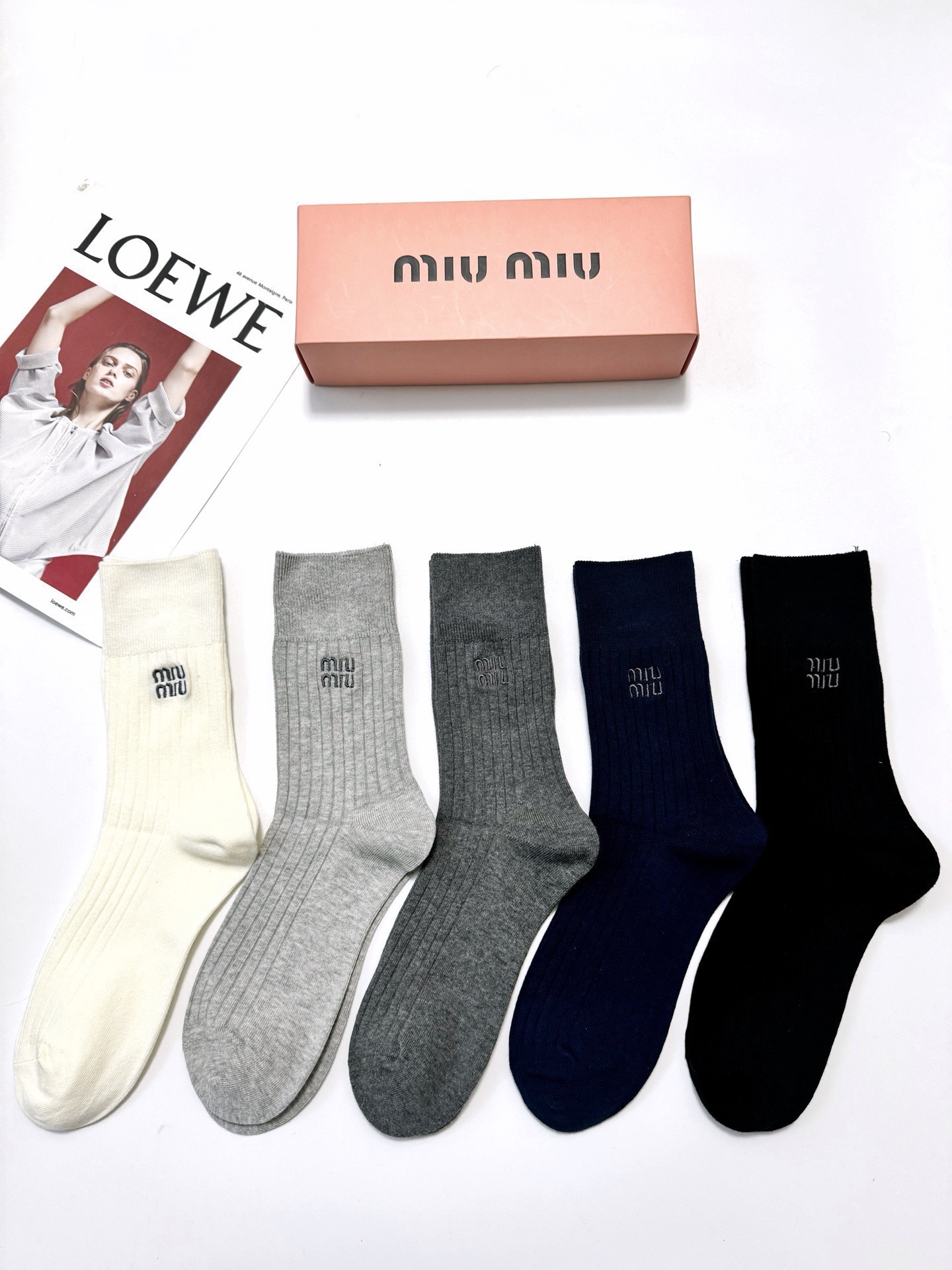 NO:719209,Comes with packaging [5 pairs in a box] miumiu classic embroidered letter logo pure cotton blend mid-calf socks, soft and skin-friendly, ins super popular color, a must-have for fashionistas in autumn and winter, personalized fashionable and versatile, you deserve it Socks, stockings, socks, miumiu, socks19860909配包装【一盒5 双】 miumiu 缪缪 经典刺绣字母logo 纯棉混纺中筒袜,软糯亲肤,ins超火爆配色 ,秋冬潮人必备 ,个性时尚百搭款,你值得拥有哦 袜子,丝袜,袜子,miumiu,socks,accessory