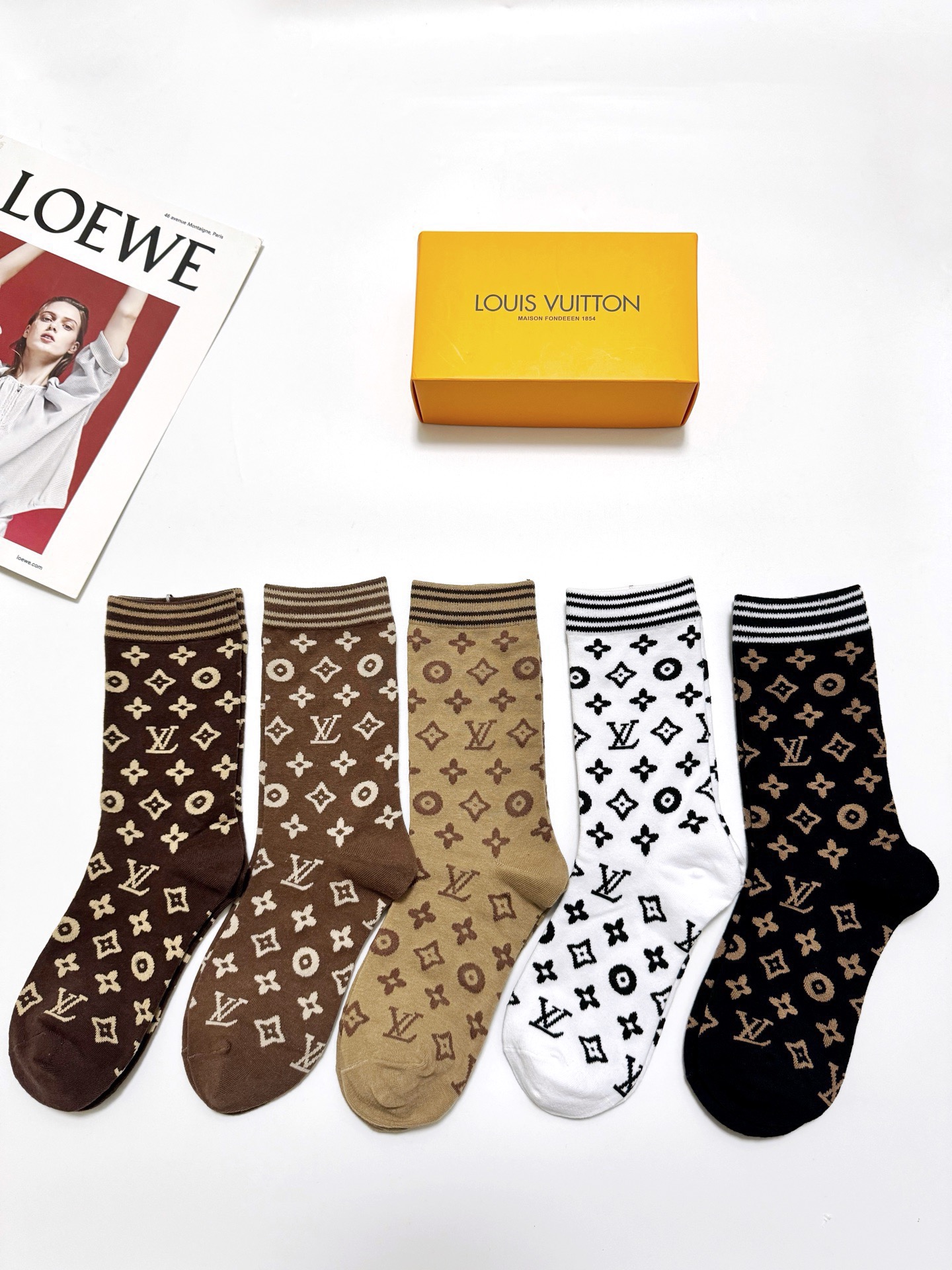 NO:719220,Comes with packaging [5 pairs in a box] LV Louis Vuitton classic letter logo pure cotton mid-calf socks, ins super popular pure cotton calf socks, pure cotton fabric, a must-have for fashionistas, classic color matching, personalized, fashionable and versatile, you deserve it Socks, stockings, socks, louis vuitton, louis vuitton, socks19860909配包装【一盒5 双】 LV 路易威登 经典字母logo 纯棉中筒袜,ins超火爆纯棉小腿袜,纯棉面料,潮人必备 ,经典配色 个性时尚百搭款,你值得拥有哦袜子,丝袜,袜子,louis vuitton,louis vuitton,socks,accessory