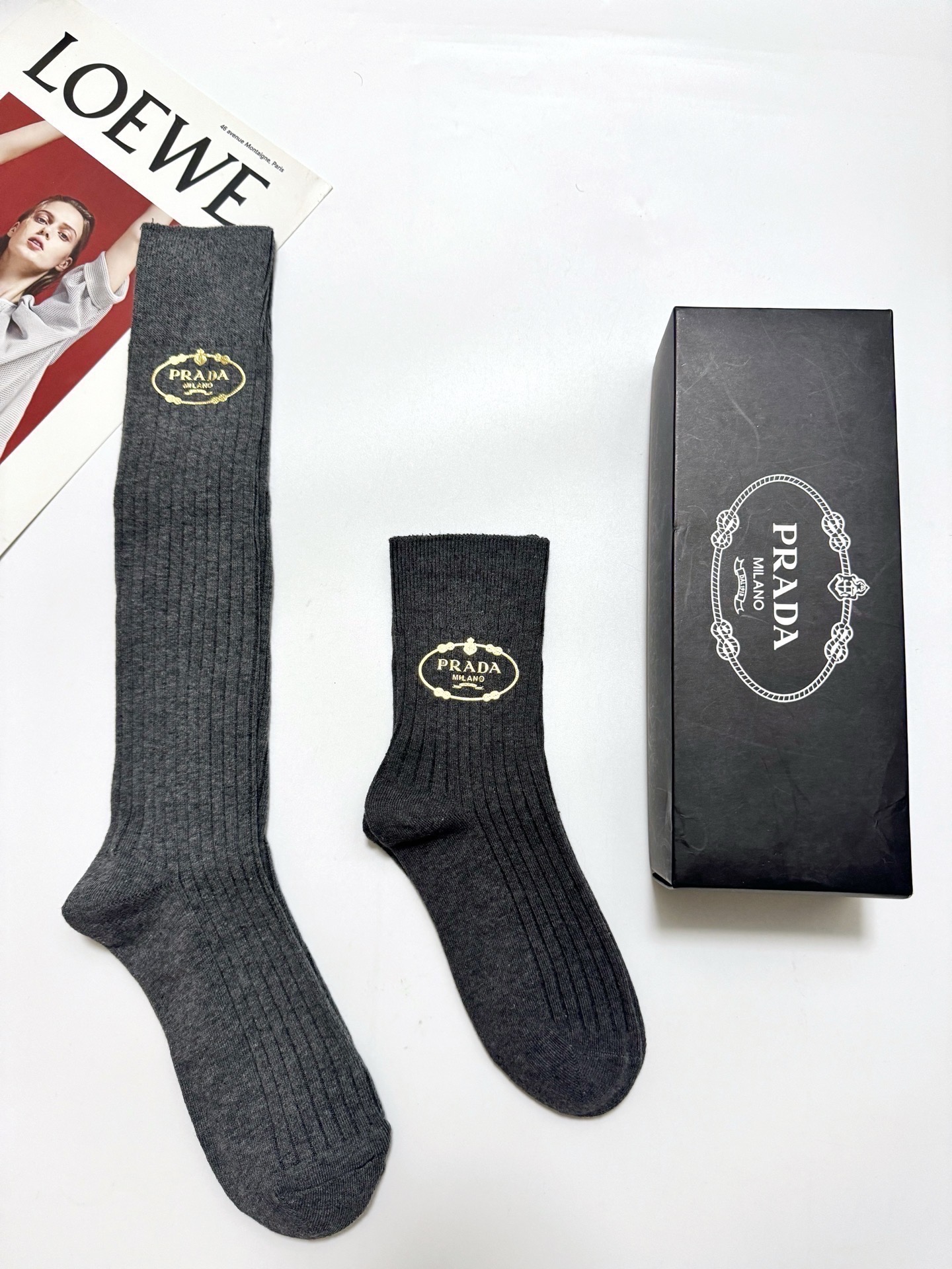 NO:719230,Comes with packaging [2 pairs in a box] Prada classic letter stockings and short socks made of double-needle knitted material, super perfect combination, classic style, simultaneous sale at counters, popular ins item, a must-have for fashionistas, versatile colors Socks, stockings, socks, prada, prada, socks19860909配包装【一盒2双】 Prada 普拉达 经典字母 长筒袜 短筒袜双针针织材质,超完美结合,款式经典,专柜同步发售,ins爆火小单品,潮人必备,颜色百搭 袜子,丝袜,袜子,prada,prada,socks,accessory
