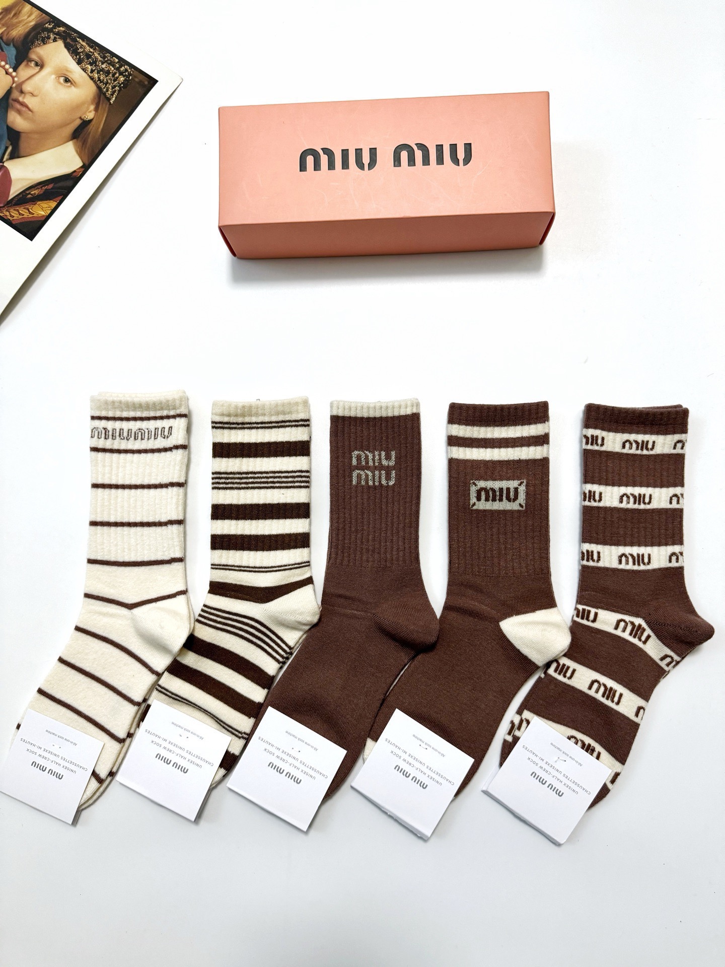 NO:719257,Comes with packaging [5 pairs in a box] Miumiu miumiu classic letter logo cashmere blend mid-calf socks, ins super popular mid-calf socks, a must-have for fashionistas, classic color matching, personalized, fashionable and versatile, you deserve it Socks, stockings, socks, miumiu, socks19860909配包装【一盒5 双】 缪缪miumiu 经典字母 logo 羊绒混纺中筒袜,ins超火爆中筒袜,潮人必备 ,经典配色 个性时尚百搭款,你值得拥有哦袜子,丝袜,袜子,miumiu,socks,accessory