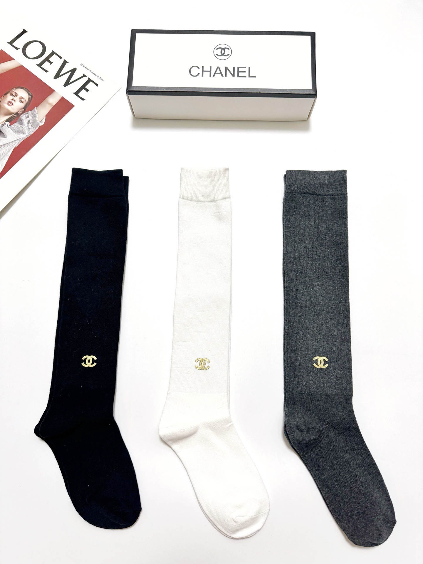 NO:719264,Comes with packaging [one pair per box] Chanel Chanel classic double C letter logo pure cotton stockings calf socks ins hot trend!  It’s on sale at the counter and it’s so explosive!  Super high quality!  A classic that never goes out of style!  A must-have for fashionistas, the quality of counter purchases is great and easy to wear!  Recommended, recommended, recommended ~ ~ must-have small items!  !  socks, stockings, socks, chanel, chanel, socks19860909配包装【一盒一双】 Chanel 香奈儿 经典双C字母logo纯棉长筒袜 小腿袜 ins爆款！专柜在售ing 好看到爆炸 ！超高品质！经典不过时！潮人必不能少的专柜代购品质 ,巨好穿！推荐推荐推荐～～必入小单品！！袜子,丝袜,袜子,chanel,chanel,socks,accessory