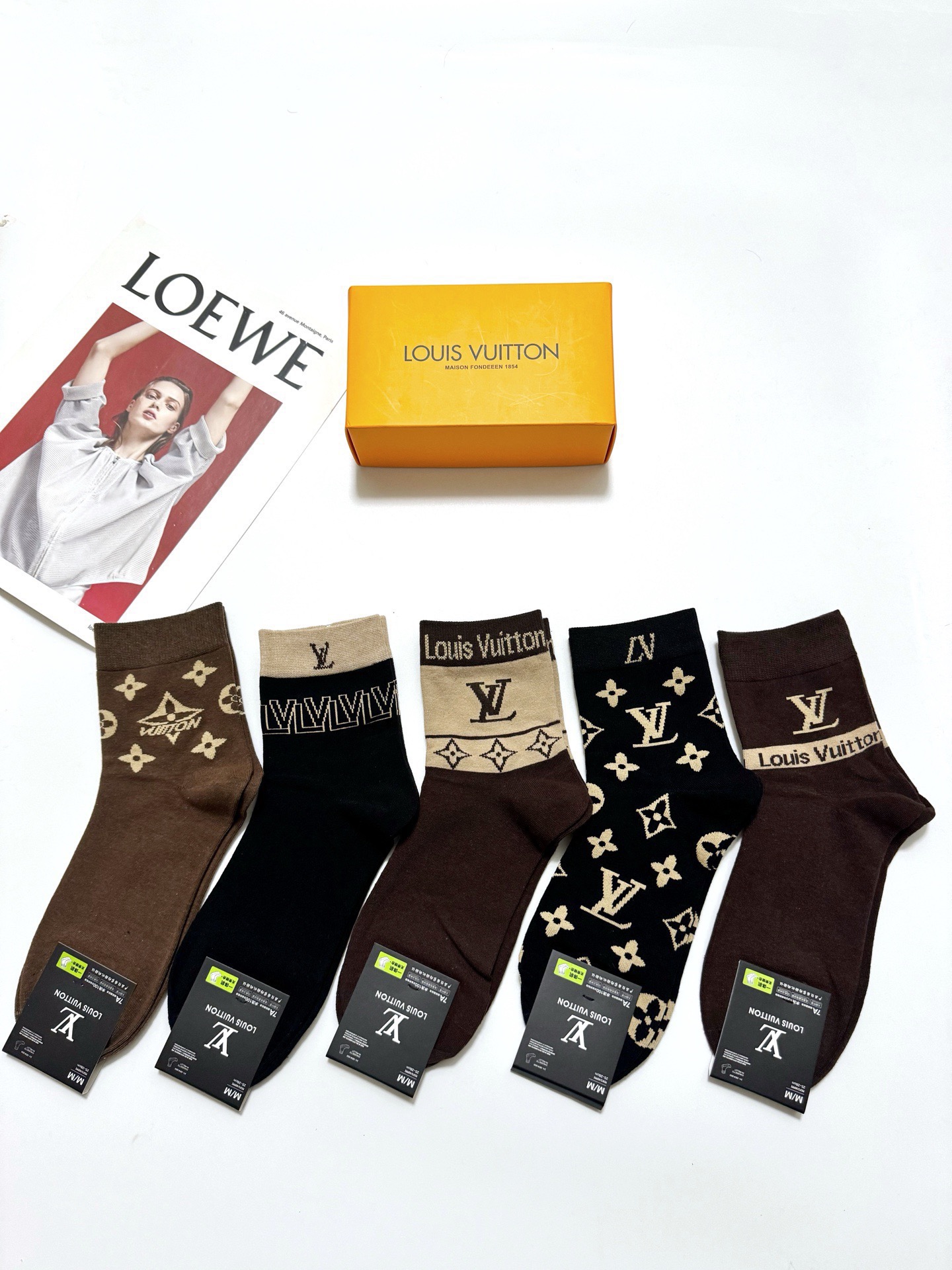 NO:719299,Comes with packaging [5 pairs in a box] LV Louis Vuitton classic letter logo ins super popular mid-calf socks, pure cotton fabric, a must-have for fashionistas, classic color matching, personalized, fashionable and versatile, you deserve it Socks, stockings, socks, louis vuitton, louis vuitton, socks19860909配包装【一盒5 双】 LV 路易威登 经典字母logo ins超火爆中筒袜,纯棉面料,潮人必备 ,经典配色 个性时尚百搭款,你值得拥有哦袜子,丝袜,袜子,louis vuitton,louis vuitton,socks,accessory