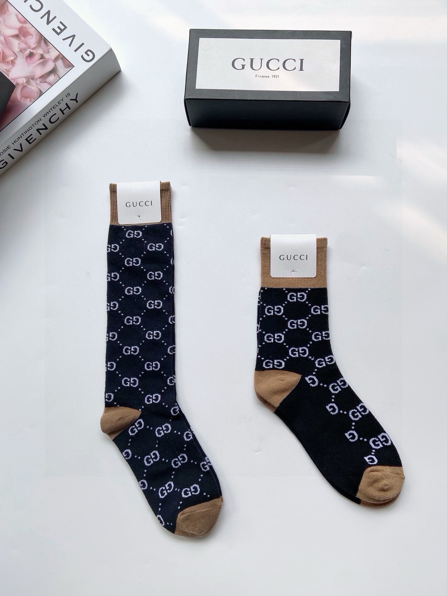 NO:767768,Comes with packaging [2 pairs in a box] Gucci’s popular double G letter stockings and mid-calf socks are on sale at the same time at the counter, and many celebrities have the same style!  Pure cotton blended material, perfect color matching, classic and timeless style!  Ins popular small items, a must-have for fashionistas, versatile colors: socks, stockings, socks, gucci, socks19860909配包装【一盒2双】 Gucci 古奇 爆款双G字母 长筒袜 中筒袜 专柜同步发售ing ,巨多明星红人同款！纯棉混纺材质,超完美配色,款式经典不过时！ins爆火小单品,潮人必备,颜色百搭 袜子,丝袜,袜子,gucci,socks,accessory