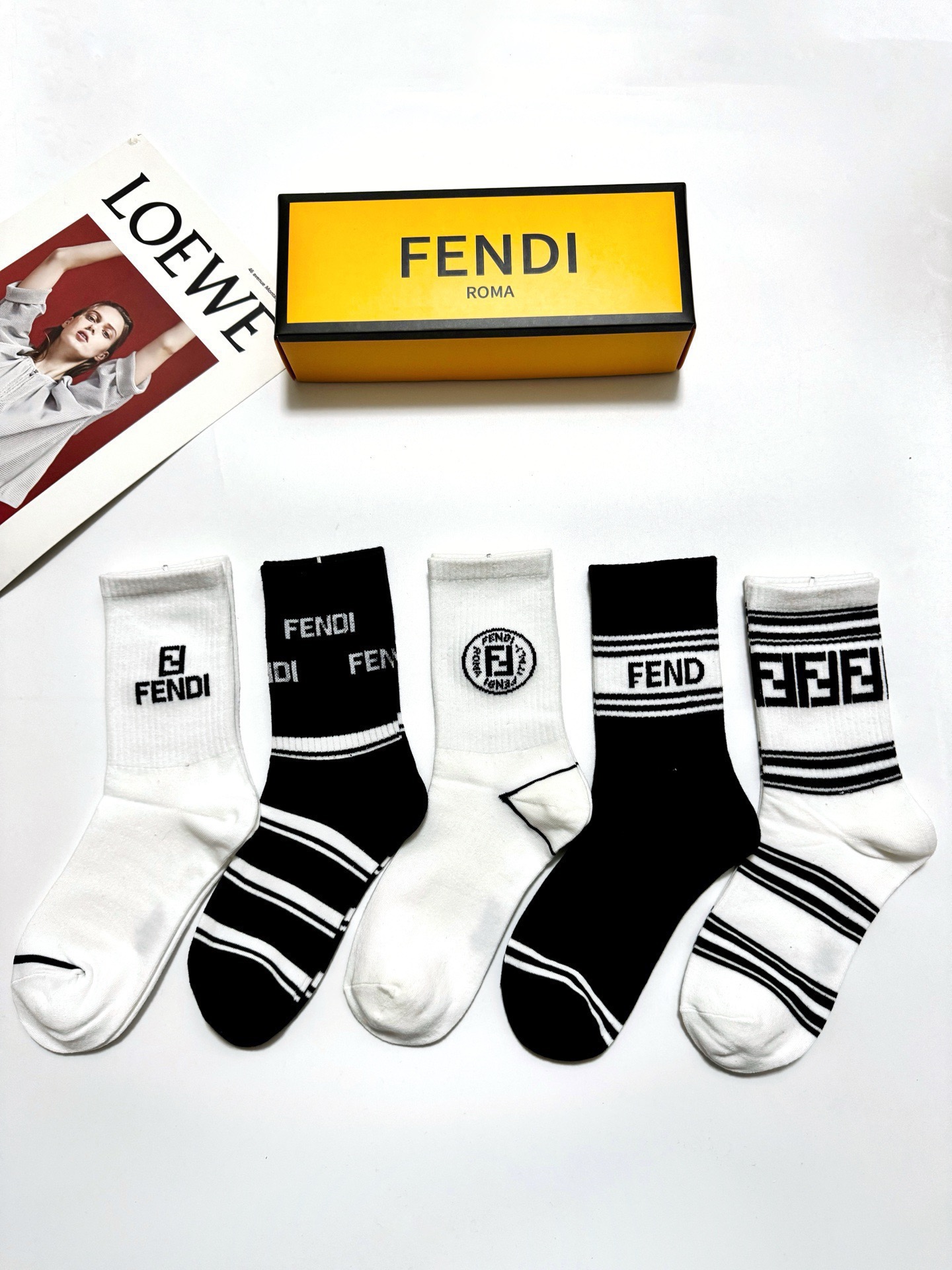 NO:767777,Comes with packaging [5 pairs in a box] Fendi Fendi classic letter logo pure cotton mid-calf socks, ins super popular mid-calf socks pure cotton calf socks, pure cotton fabric, a must-have for fashionistas, classic color matching, personalized, fashionable and versatile, you deserve it Socks, stockings, socks, fendi, fendi, socks19860909配包装【一盒5 双】 Fendi 芬迪 经典字母logo 纯棉中筒袜,ins超火爆中筒袜 纯棉小腿袜,纯棉面料,潮人必备 ,经典配色 个性时尚百搭款,你值得拥有哦袜子,丝袜,袜子,fendi,fendi,socks,accessory