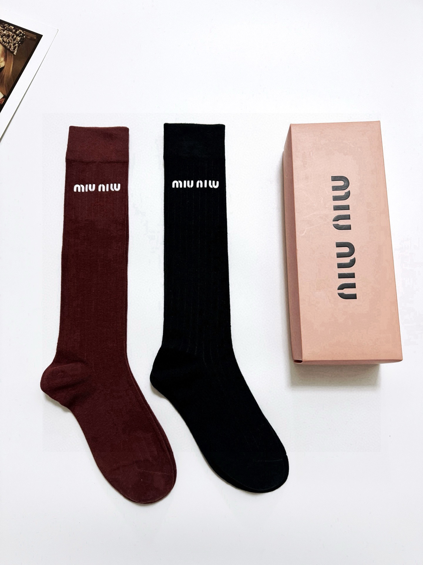 NO:767744,Comes with packaging [2 pairs in a box] Miumiu miumiu classic letter logo pure cotton socks, calf socks, the same style as the super popular celebrity on Instagram, exquisite fabrics, a must-have for fashionistas, classic color matching, personalized, fashionable and versatile, you deserve it Socks, stockings, socks, miumiu, socks19860909配包装【一盒2双】 缪缪 miumiu 经典字母logo纯棉袜 小腿堆堆袜,ins超火爆红人同款,精美 面料,潮人必备 ,经典配色 个性时尚百搭款,你值得拥有哦袜子,丝袜,袜子,miumiu,socks,accessory